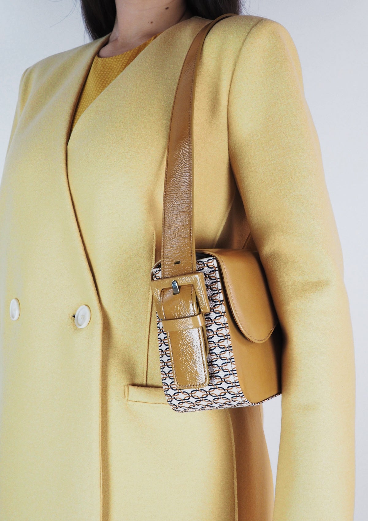 Damen Schultertasche aus Lackleder & bedrucktem Leder in Nude - Yuri Taschen Crossbody & Schultertasche Chie Mihara