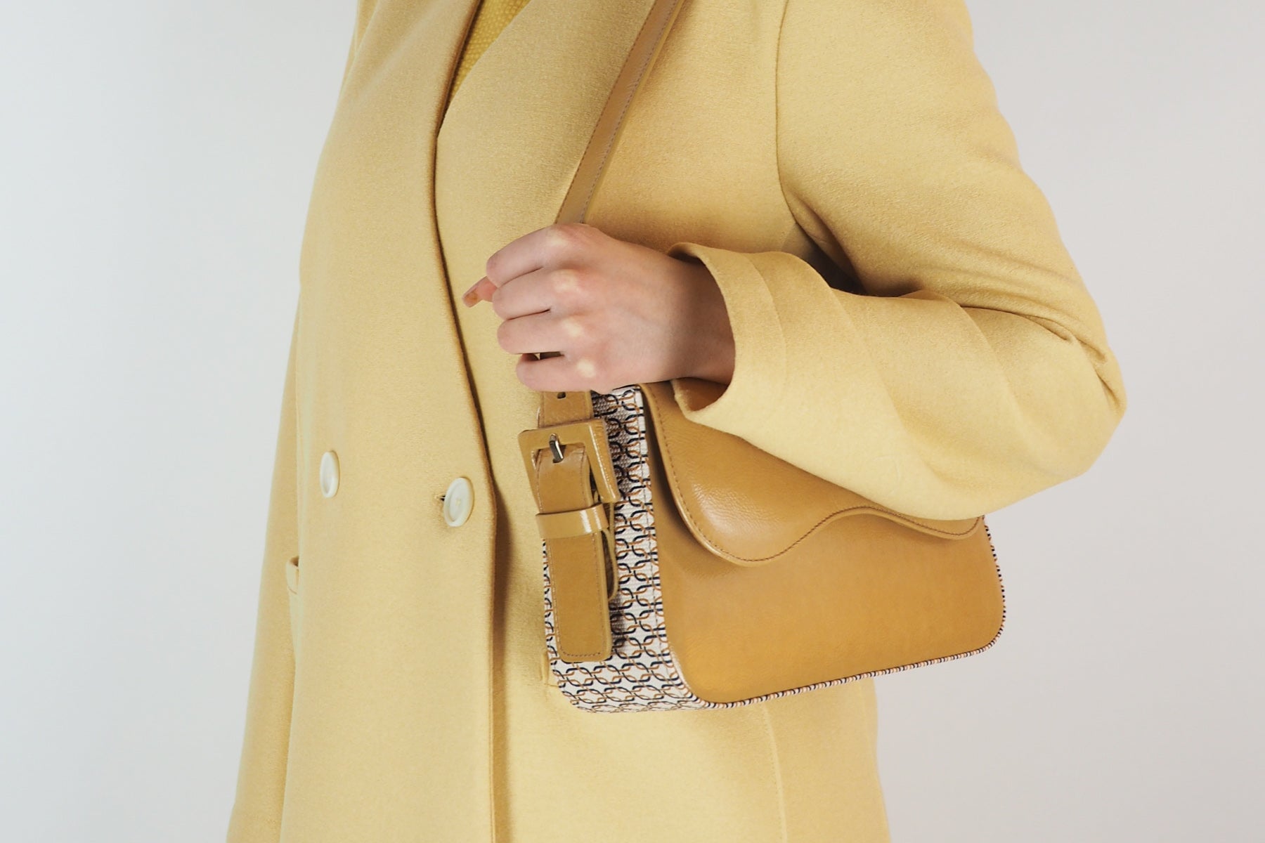 Damen Schultertasche aus Lackleder & bedrucktem Leder in Nude - Yuri Taschen Crossbody & Schultertasche Chie Mihara