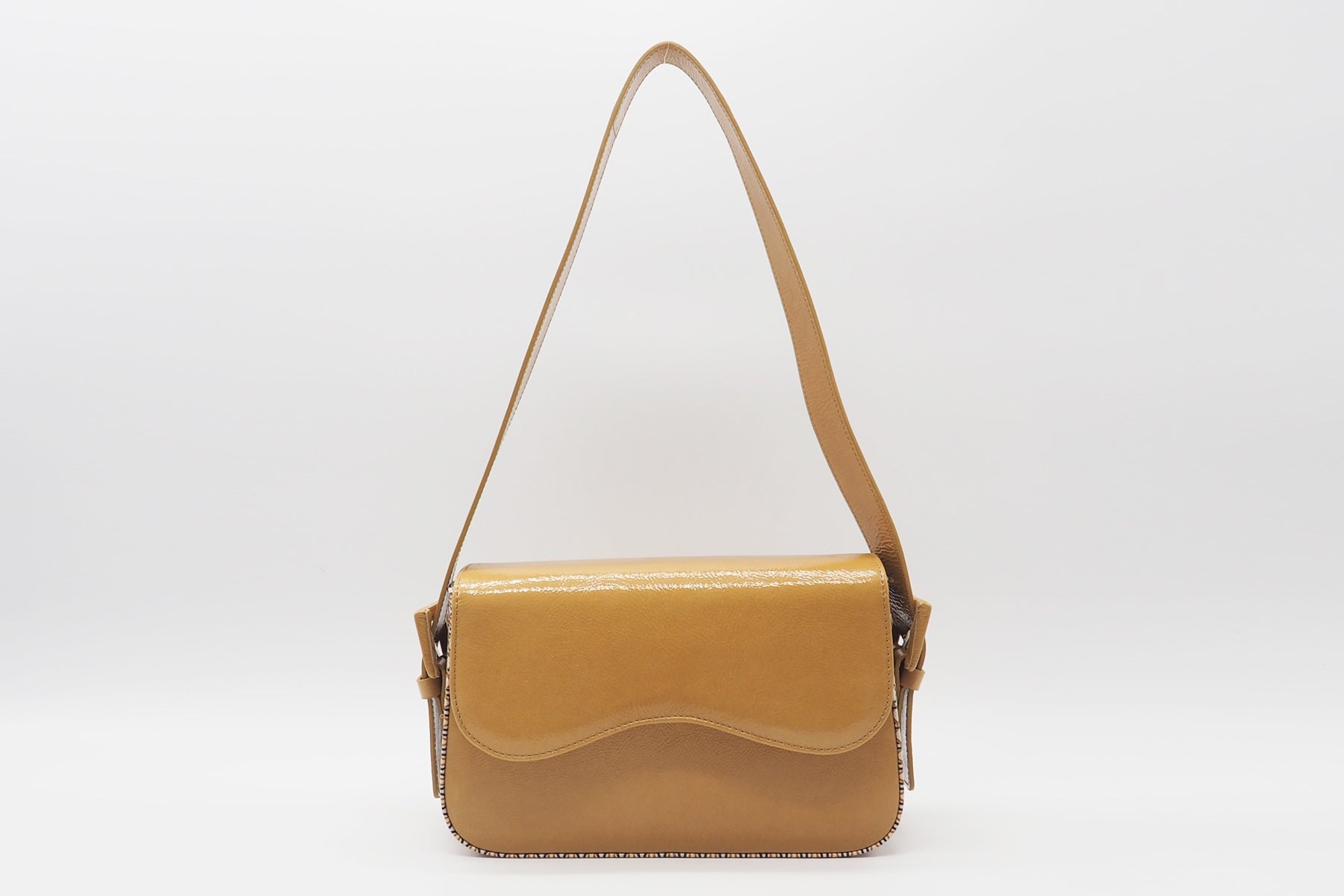 Damen Schultertasche aus Lackleder & bedrucktem Leder in Nude - Yuri Taschen Crossbody & Schultertasche Chie Mihara