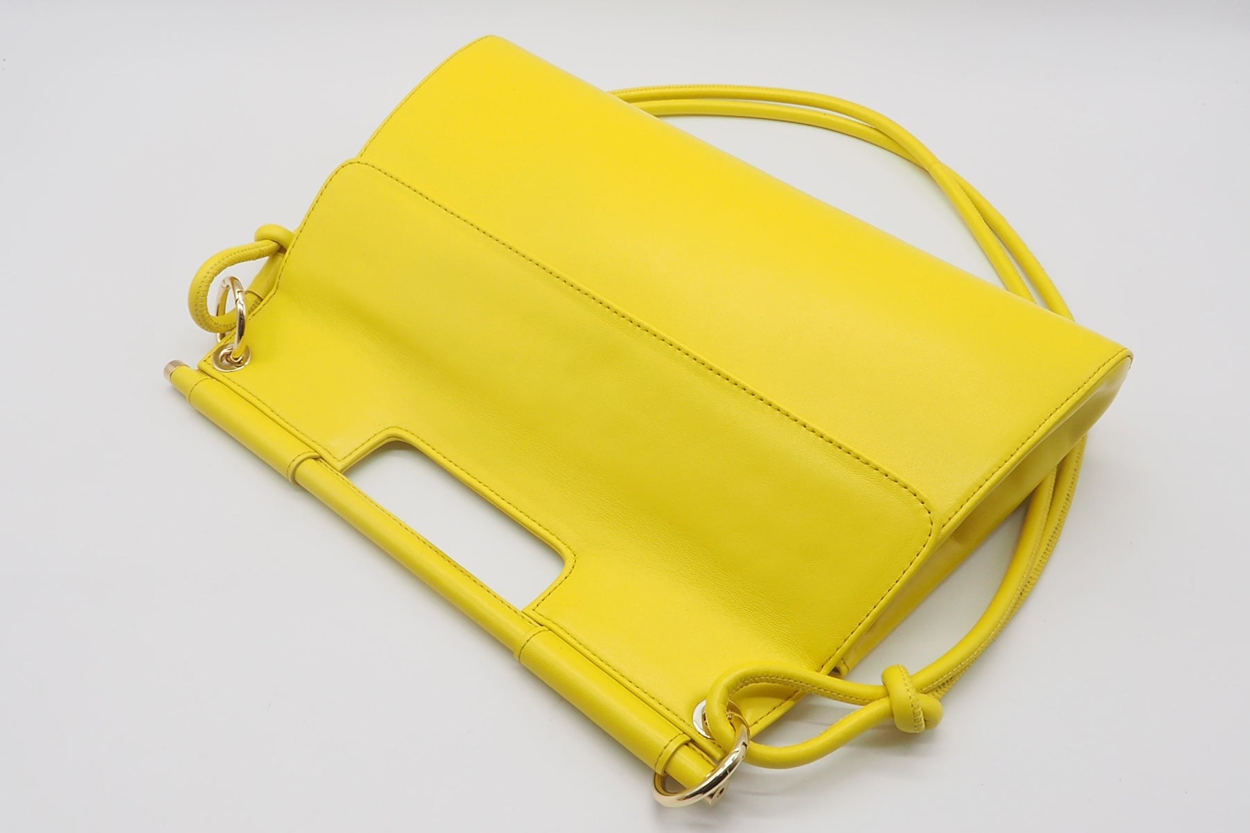 Damen Schultertasche aus softem Leder in strahlendem Gelb - London Taschen Crossbody & Schultertasche Chie Mihara