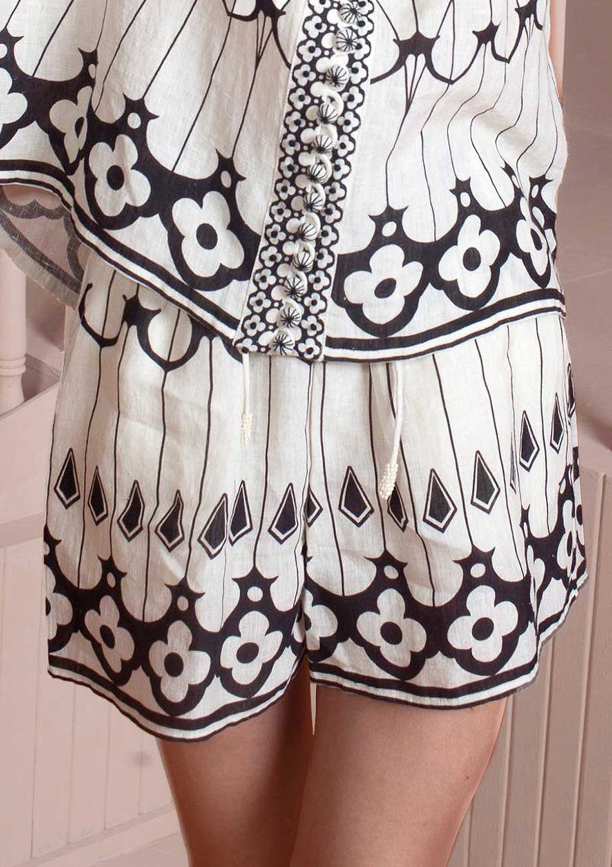 Damen Shorts bedruckt in Vanilla & Schwarz mit hohem Bund - Pam Damen Shorts / Hose Scarlett Poppies