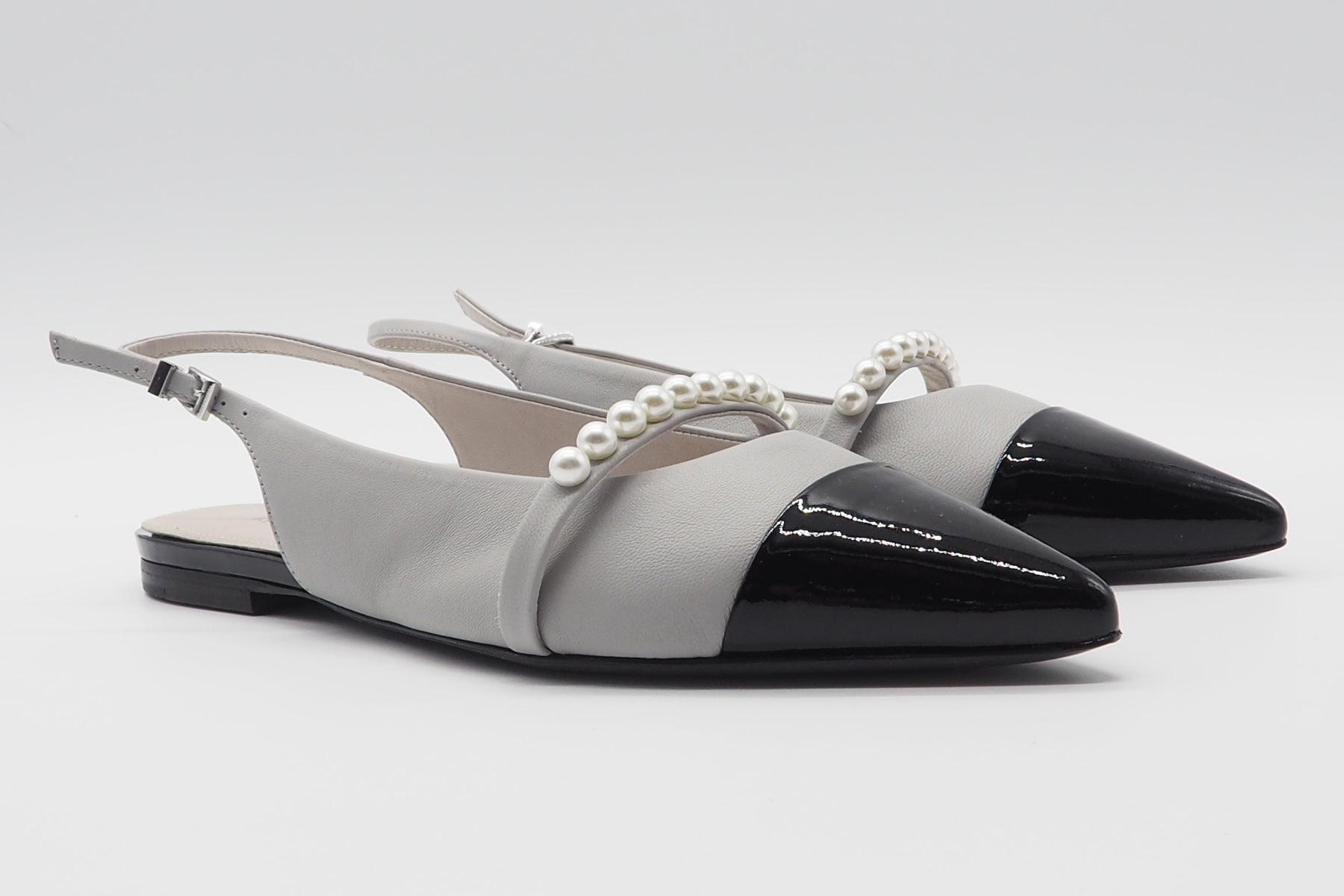 Damen Sling aus Glattleder in Grau mit Lackspitze in Schwarz und Perlen Damen Pumps & Slings Kennel & Schmenger