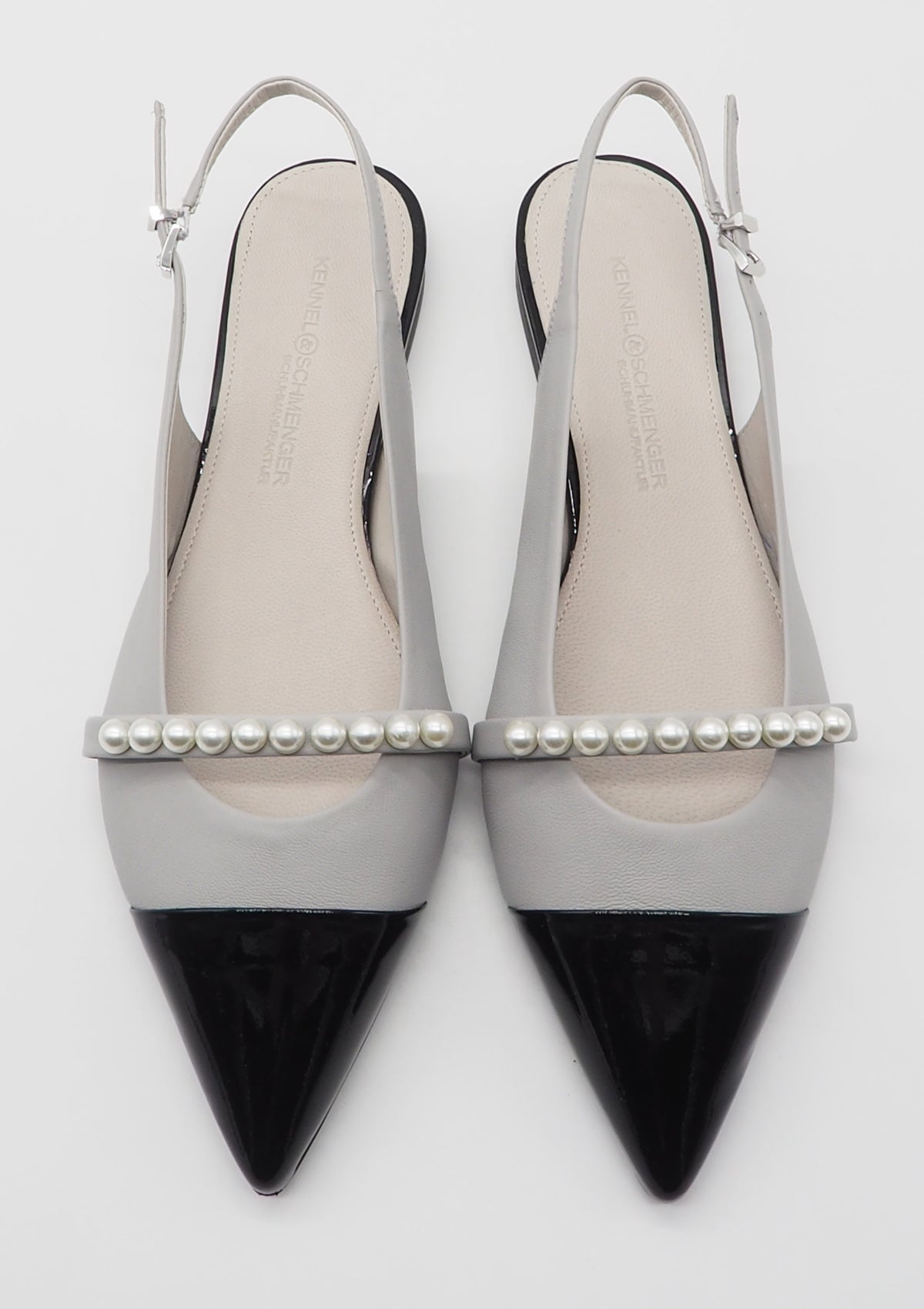 Damen Sling aus Glattleder in Grau mit Lackspitze in Schwarz und Perlen Damen Pumps & Slings Kennel & Schmenger
