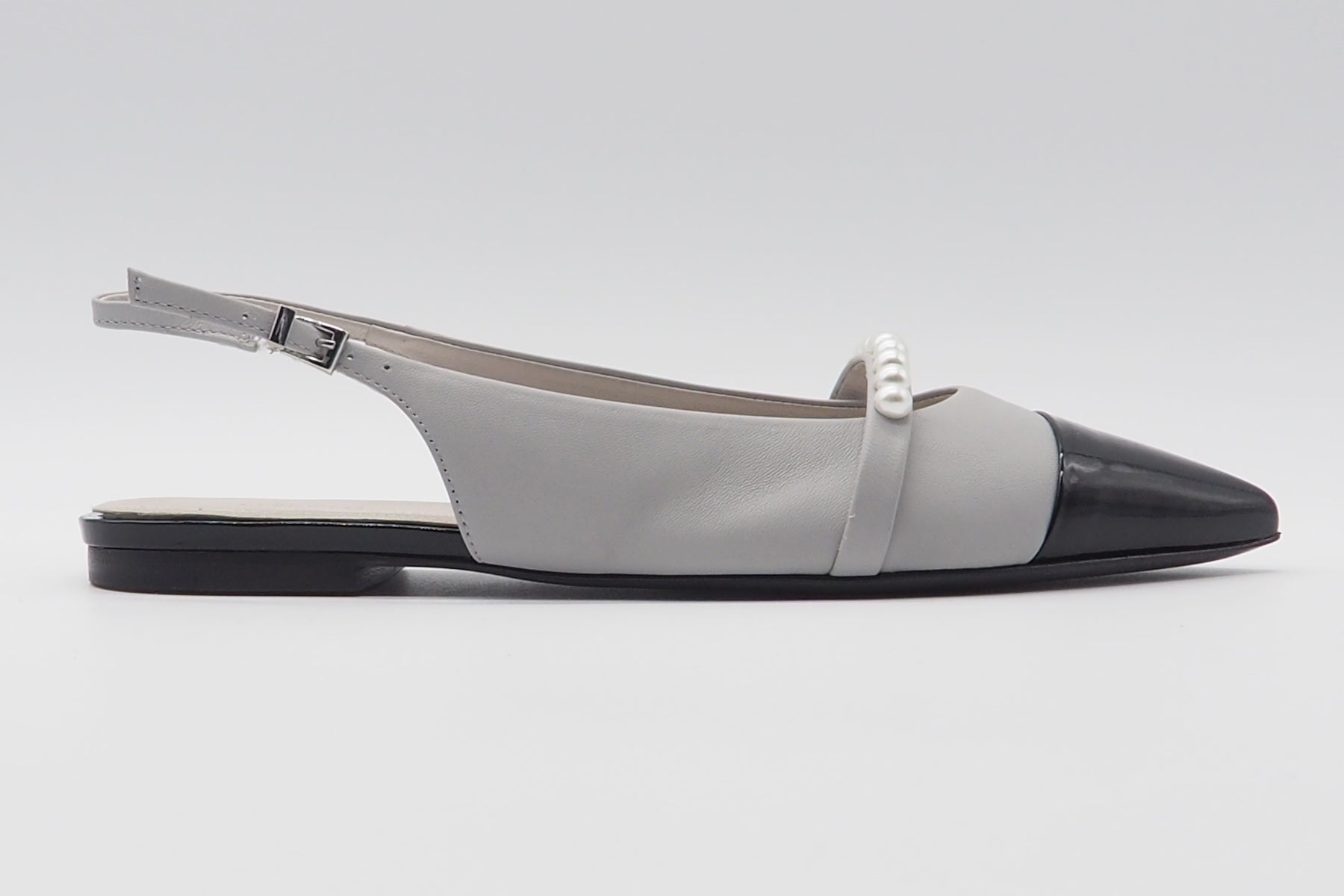 Damen Sling aus Glattleder in Grau mit Lackspitze in Schwarz und Perlen Damen Pumps & Slings Kennel & Schmenger