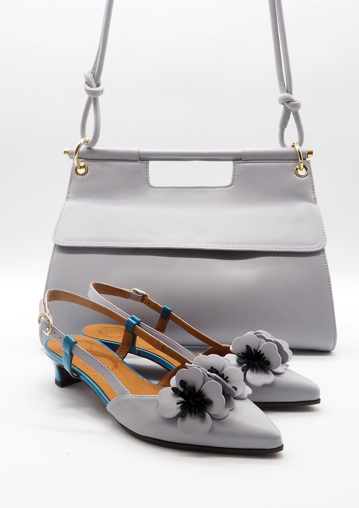 Damen Sling aus softem Leder in hellem Blaugrau mit Blüten - Hazel Damen Pumps & Slings Chie Mihara