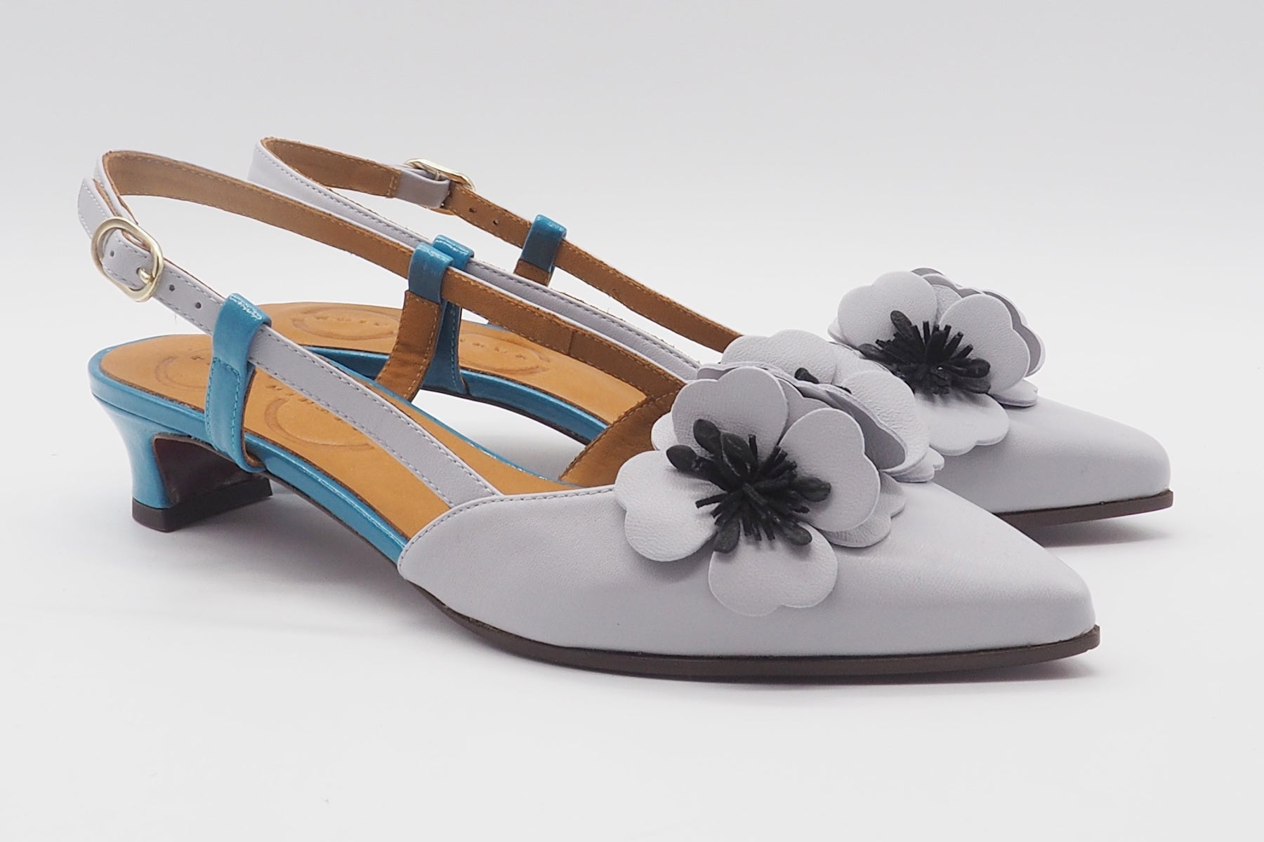 Damen Sling aus softem Leder in hellem Blaugrau mit Blüten - Hazel Damen Pumps & Slings Chie Mihara