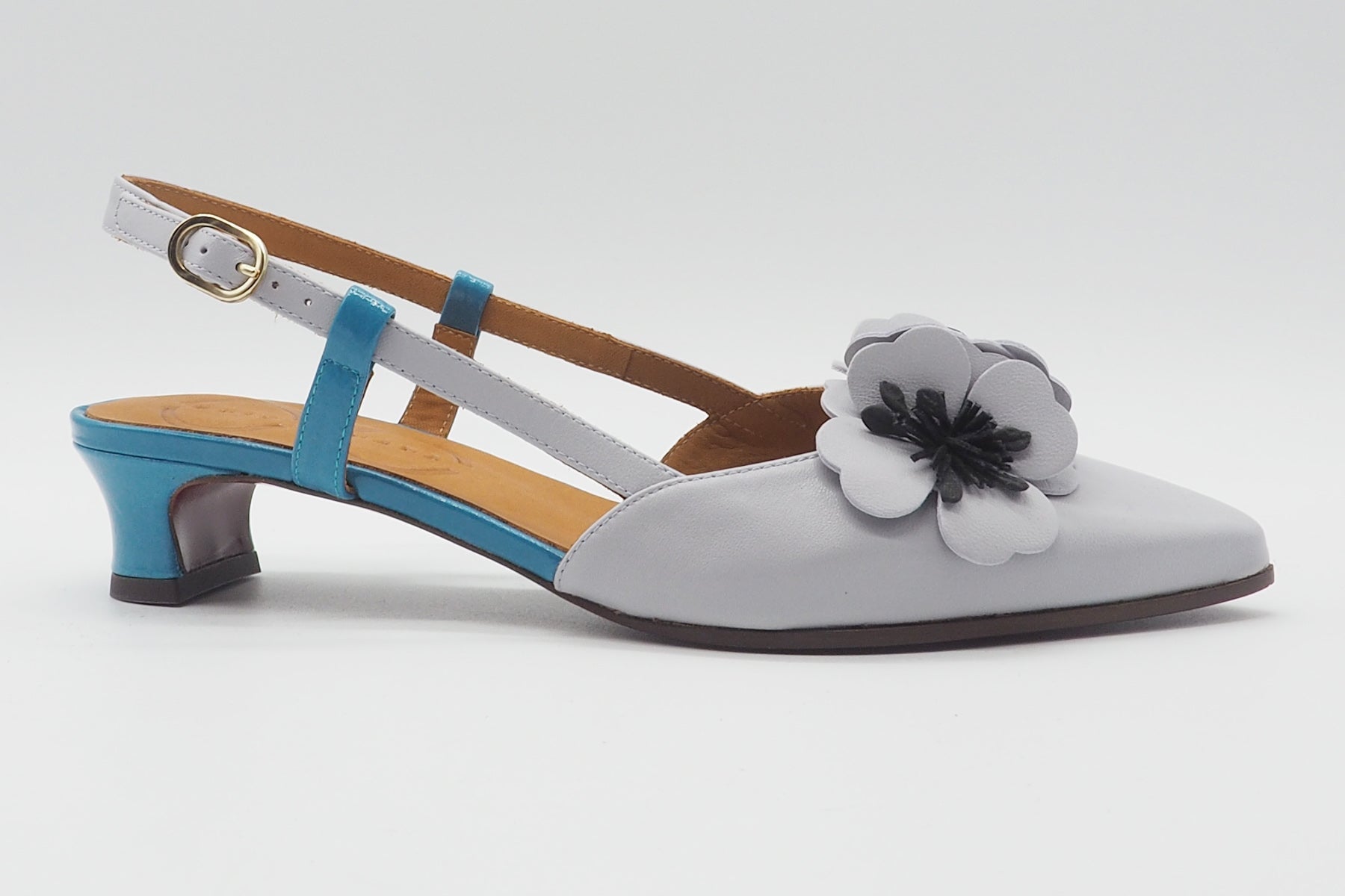 Damen Sling aus softem Leder in hellem Blaugrau mit Blüten - Hazel Damen Pumps & Slings Chie Mihara