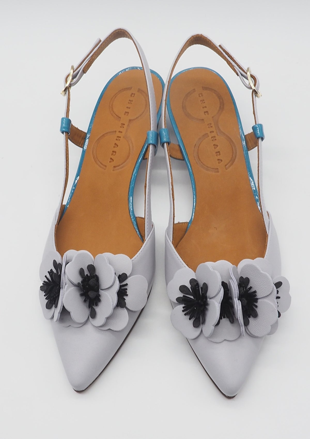 Damen Sling aus softem Leder in hellem Blaugrau mit Blüten - Hazel Damen Pumps & Slings Chie Mihara