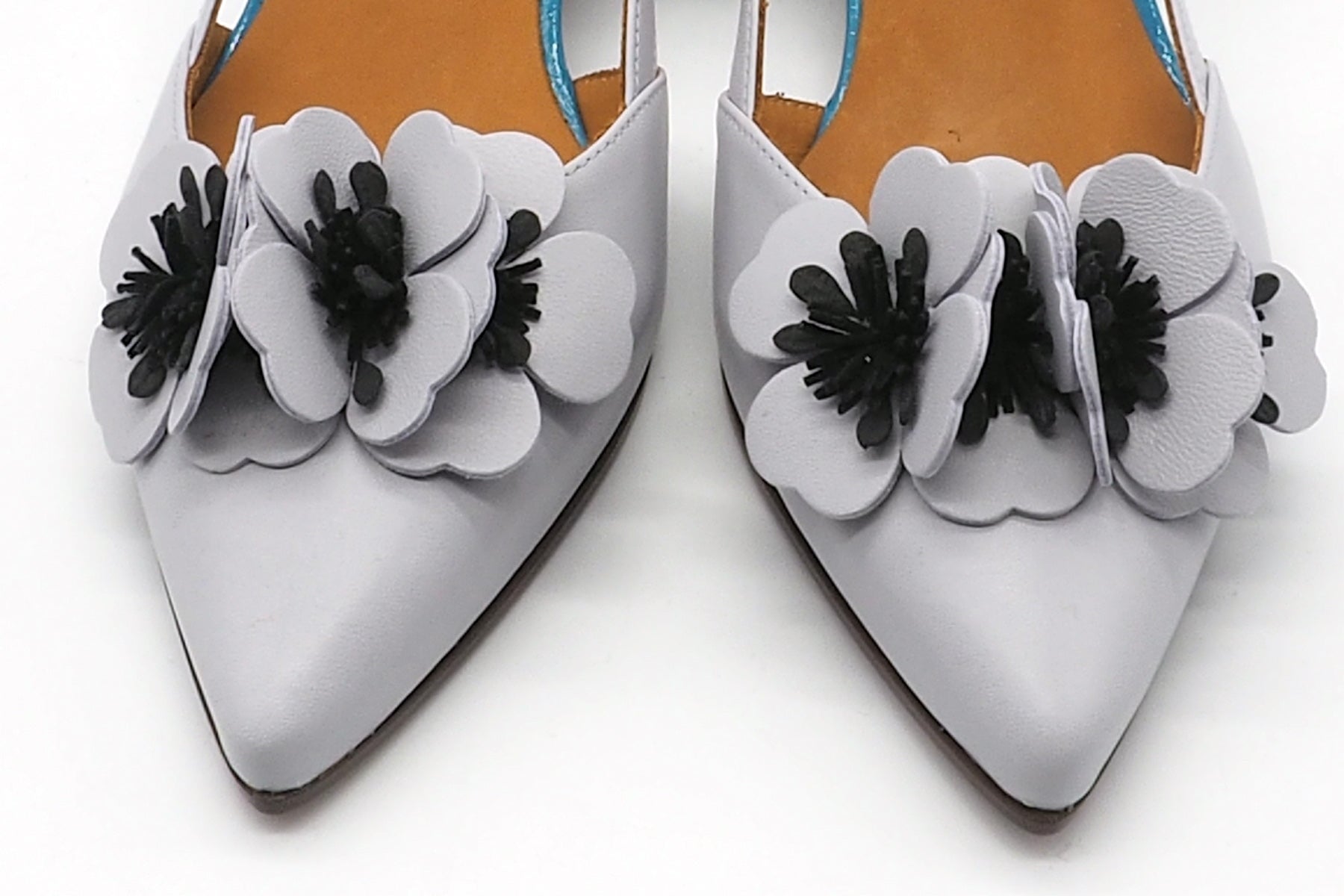 Damen Sling aus softem Leder in hellem Blaugrau mit Blüten - Hazel Damen Pumps & Slings Chie Mihara