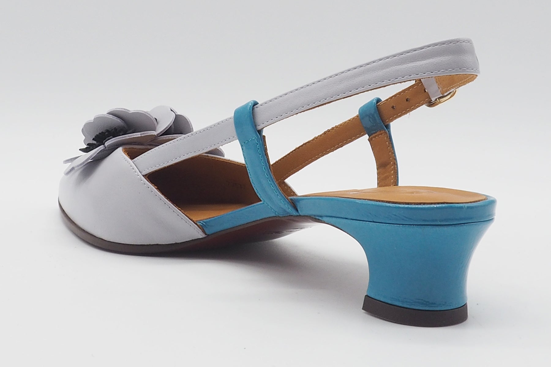 Damen Sling aus softem Leder in hellem Blaugrau mit Blüten - Hazel Damen Pumps & Slings Chie Mihara