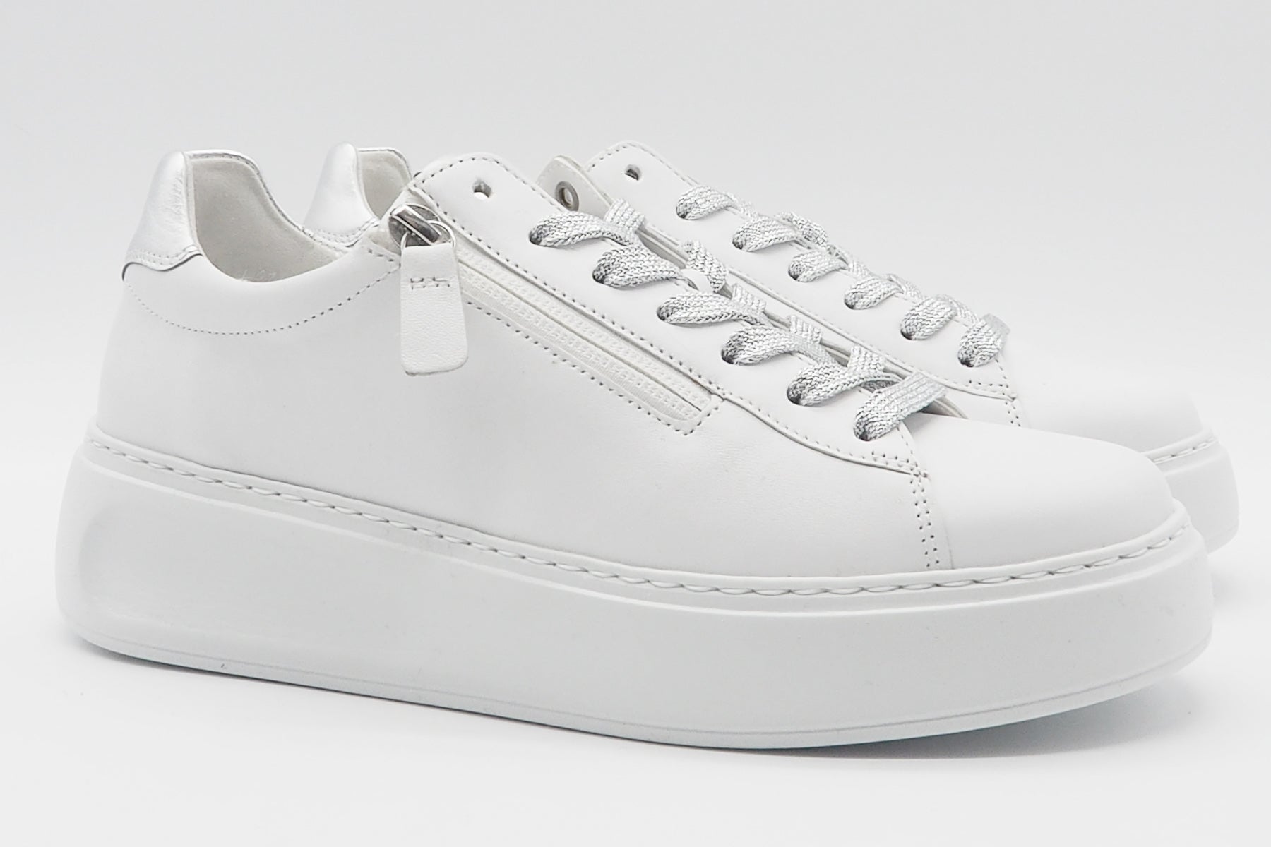 Damen Sneaker aus Glattleder Weiss & Silber mit Plateausohle & Mehrweite Damen Sneaker Gabor