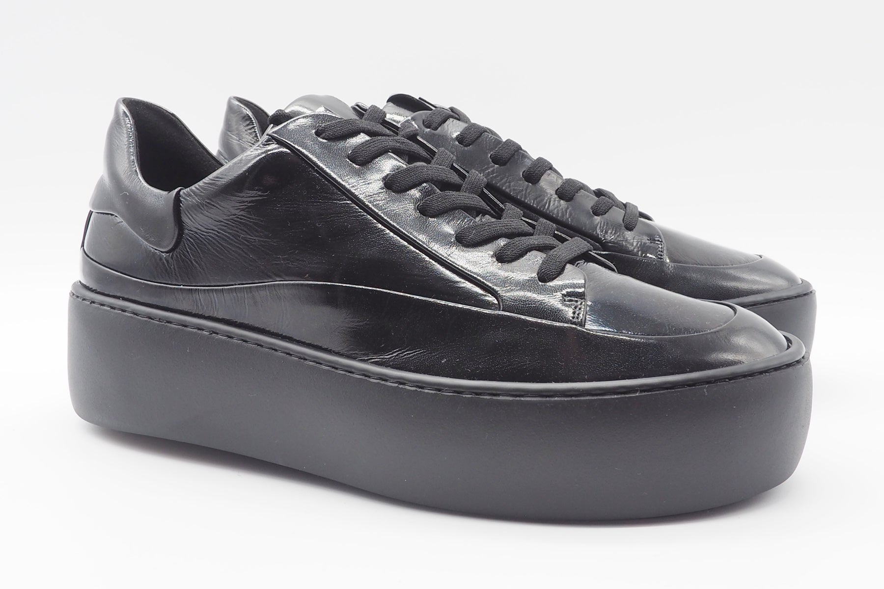 Damen Sneaker aus softem Lackleder in Schwarz - Plateausohle Damen Sneaker Högl