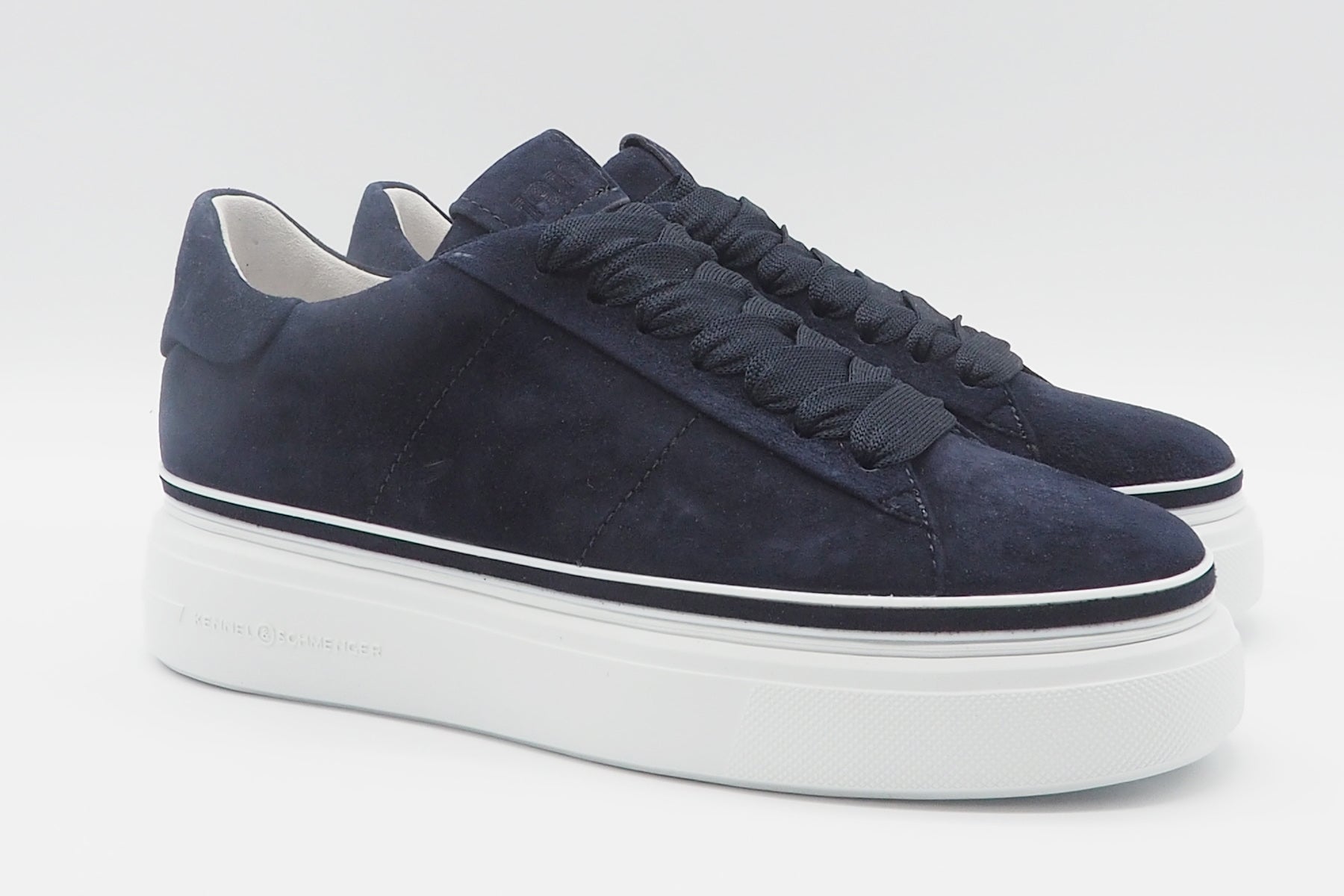 Damen Sneaker aus Velours in Dunkelblau mit leichter Pleatausohle Damen Sneaker Kennel & Schmenger