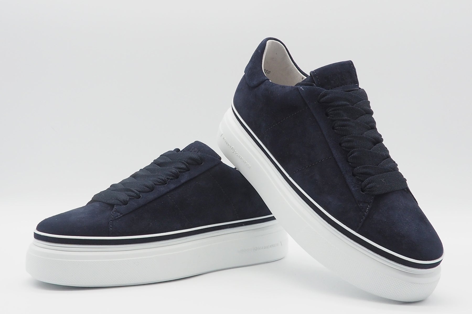 Damen Sneaker aus Velours in Dunkelblau mit leichter Pleatausohle Damen Sneaker Kennel & Schmenger