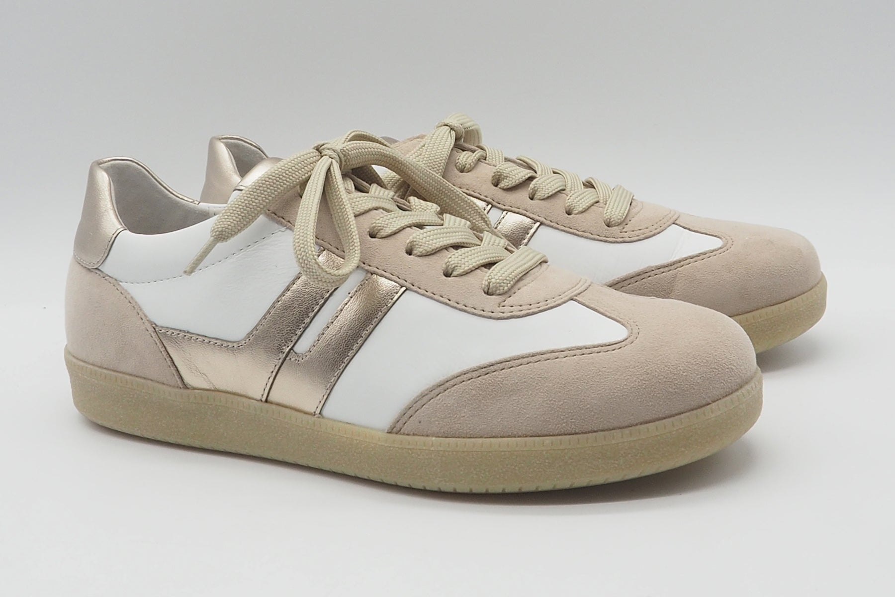 Damen Sneaker im Retrosil aus Leder & Velours in Weiss mit Creme & Gold Damen Sneaker Gabor
