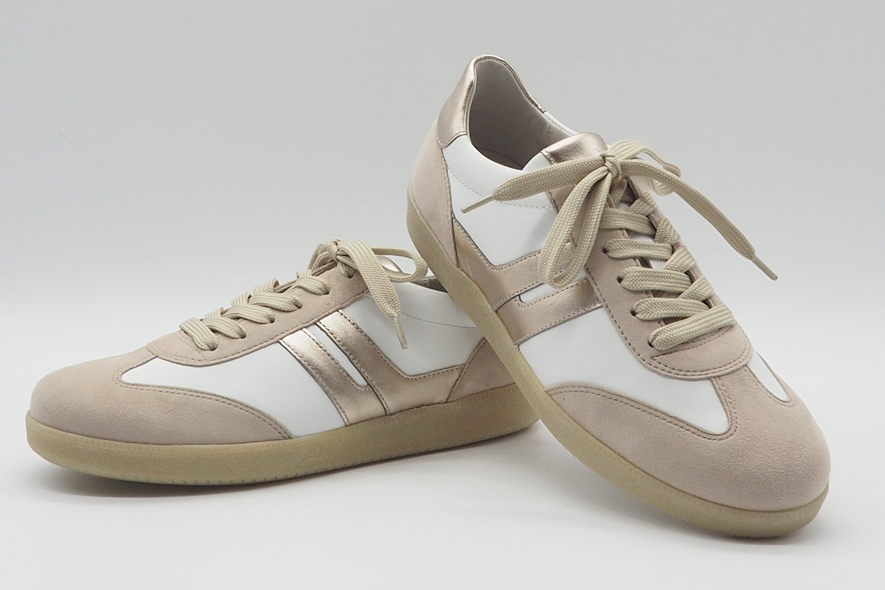 Damen Sneaker im Retrosil aus Leder & Velours in Weiss mit Creme & Gold Damen Sneaker Gabor