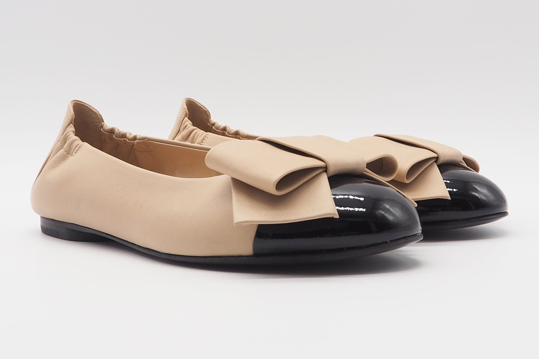 Edle Damen Ballerinas aus Leder in Skin & schwarzer Lackspitze Damen Ballerinas Kennel & Schmenger