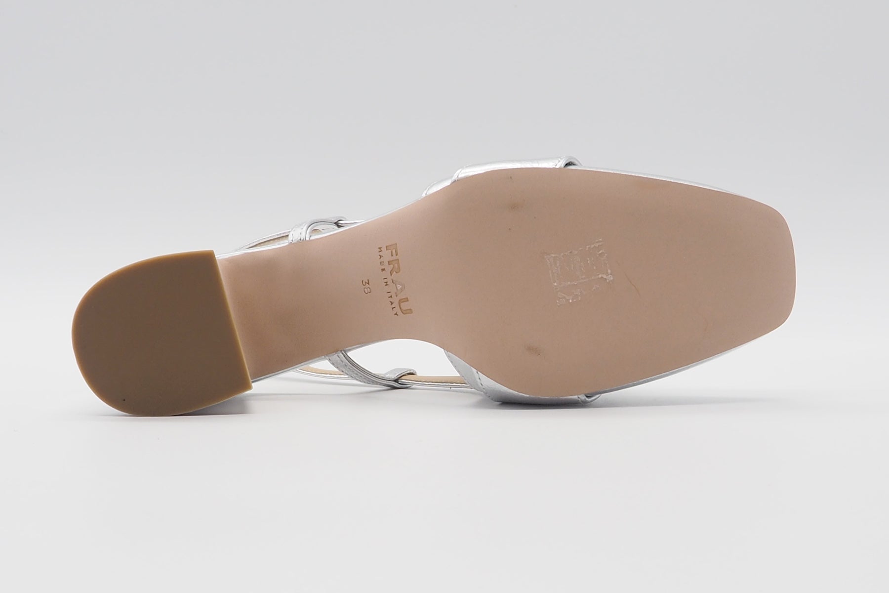 Eleganter Damen Sling aus Metallicleder in Silber mit Strassspange und Blockabsatz Damen Pumps & Slings Frau