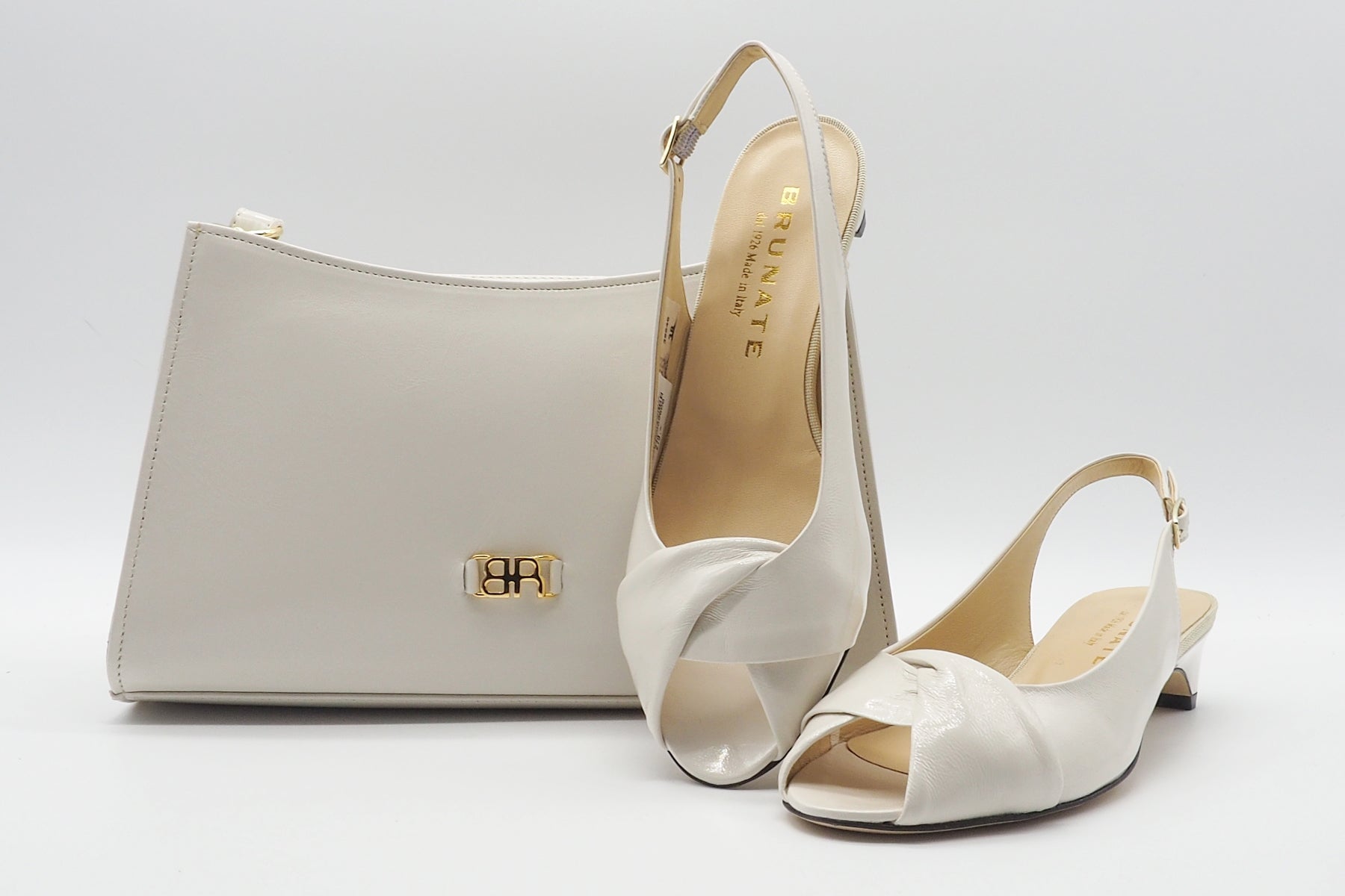 Feine Damen Sandale aus Knautschlackleder in Creme - 4 cm Absatz Damen Sandale Brunate