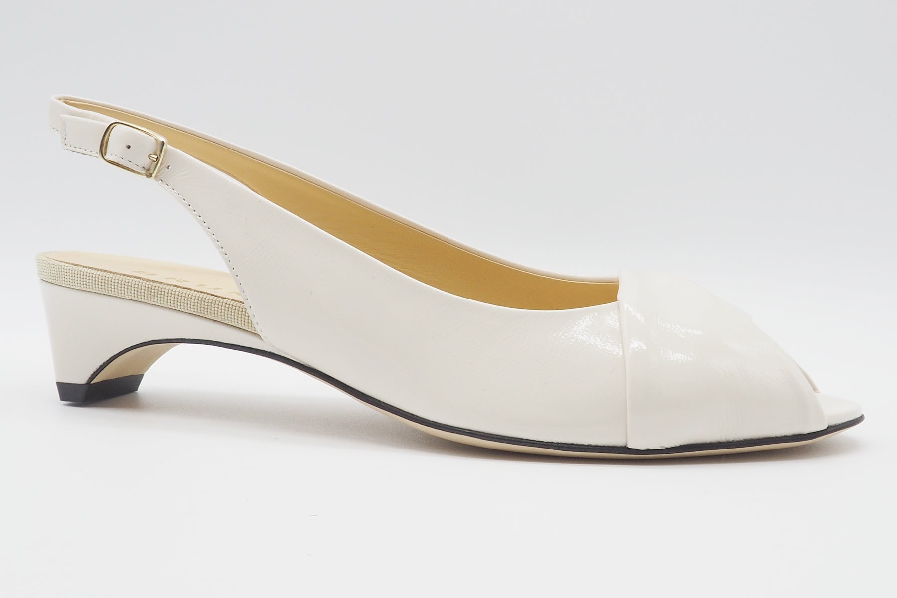 Feine Damen Sandale aus Knautschlackleder in Creme - 4 cm Absatz Damen Sandale Brunate