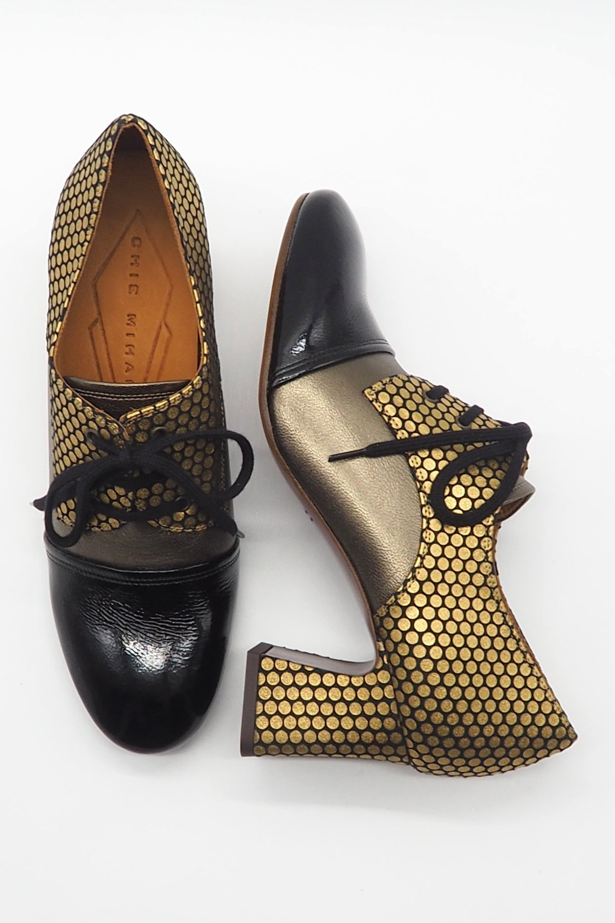 Femininer Damen Schnürer aus Lackleder in Schwawrz & Gold - 7 cm Absatz - Fadri Damen Loafers & Schnürer Chie Mihara