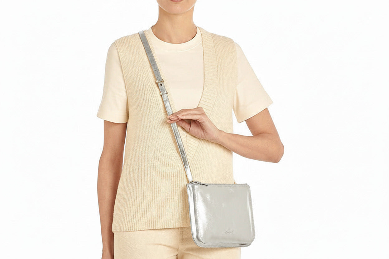 Flache Crossbodybag aus laminiertem Naturleder in Gold - Roseto Taschen Crossbody & Schultertasche Il Bisonte