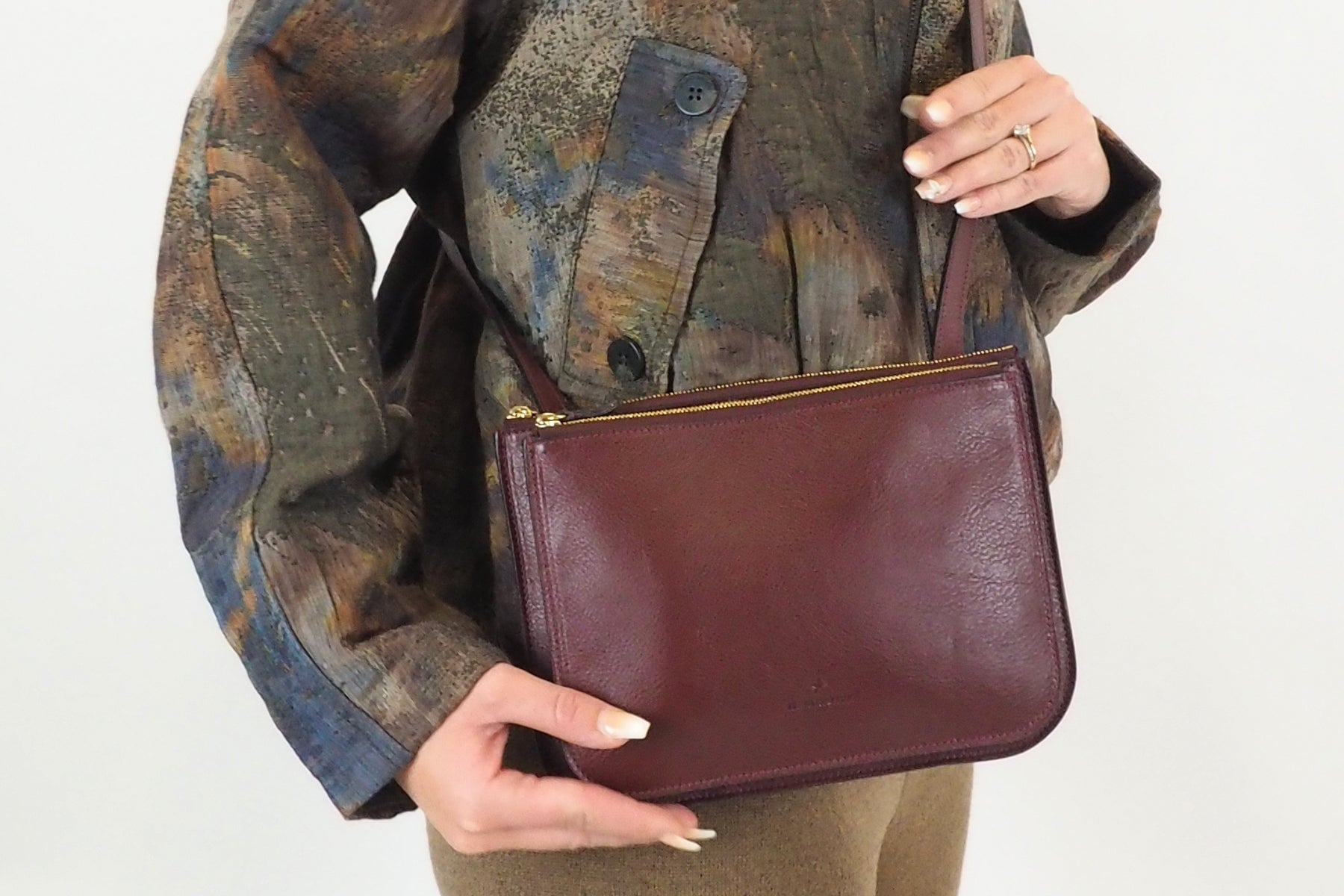 Flache Crossbodybag aus Naturleder in Bordeaux Taschen Crossbody & Schultertaschen Il Bisonte