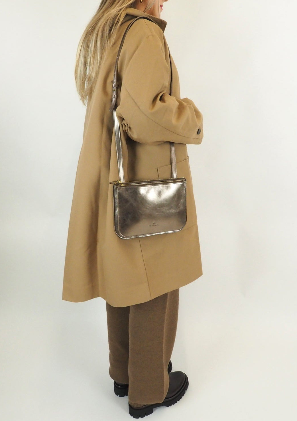 Flache Crossbodybag aus Naturleder in Bronze Taschen Crossbody & Schultertaschen Il Bisonte