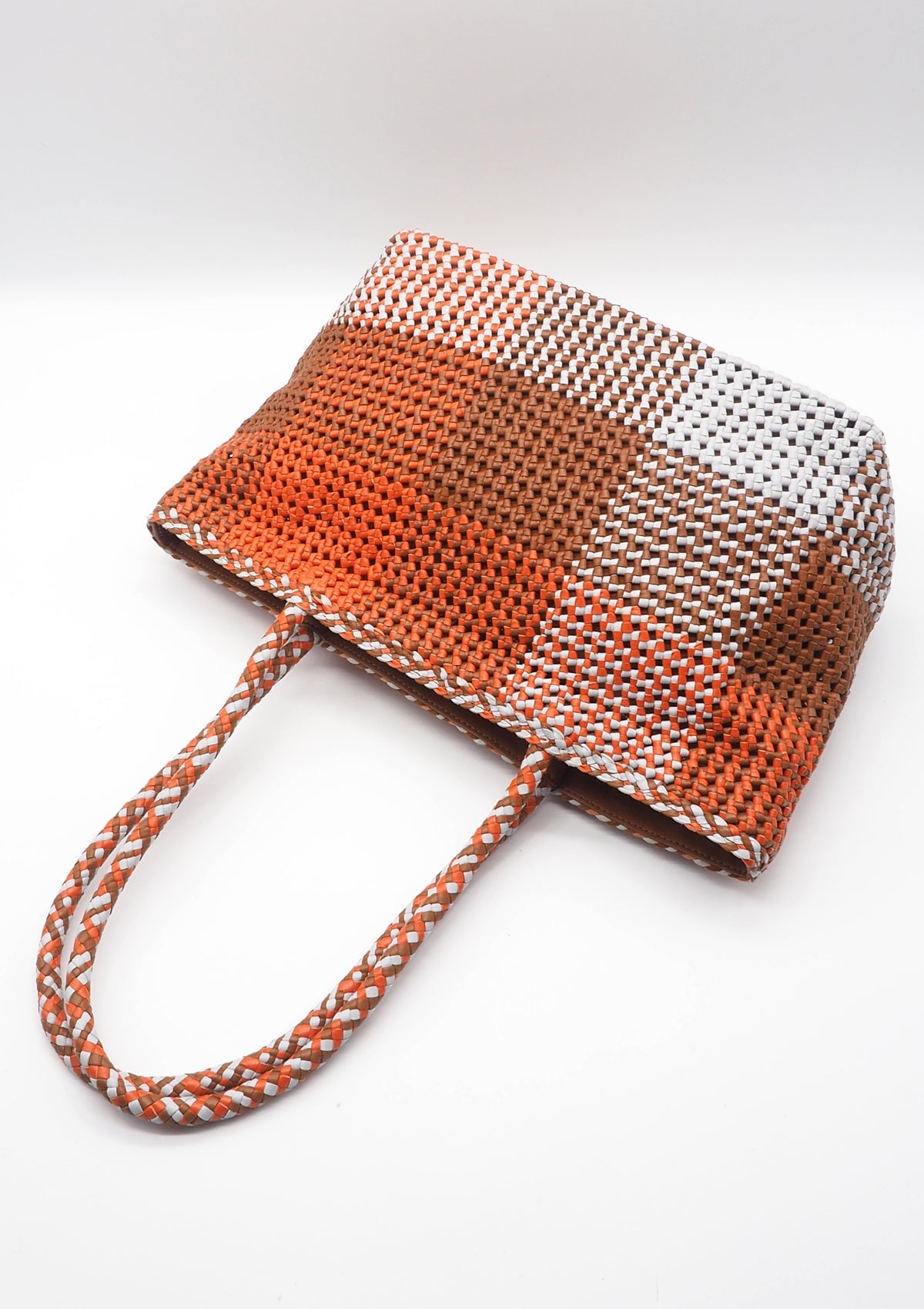 Geflochtener Shopper aus Leder in Braun & Orangetönen - Solene Taschen Crossbody & Schultertaschen Allan K