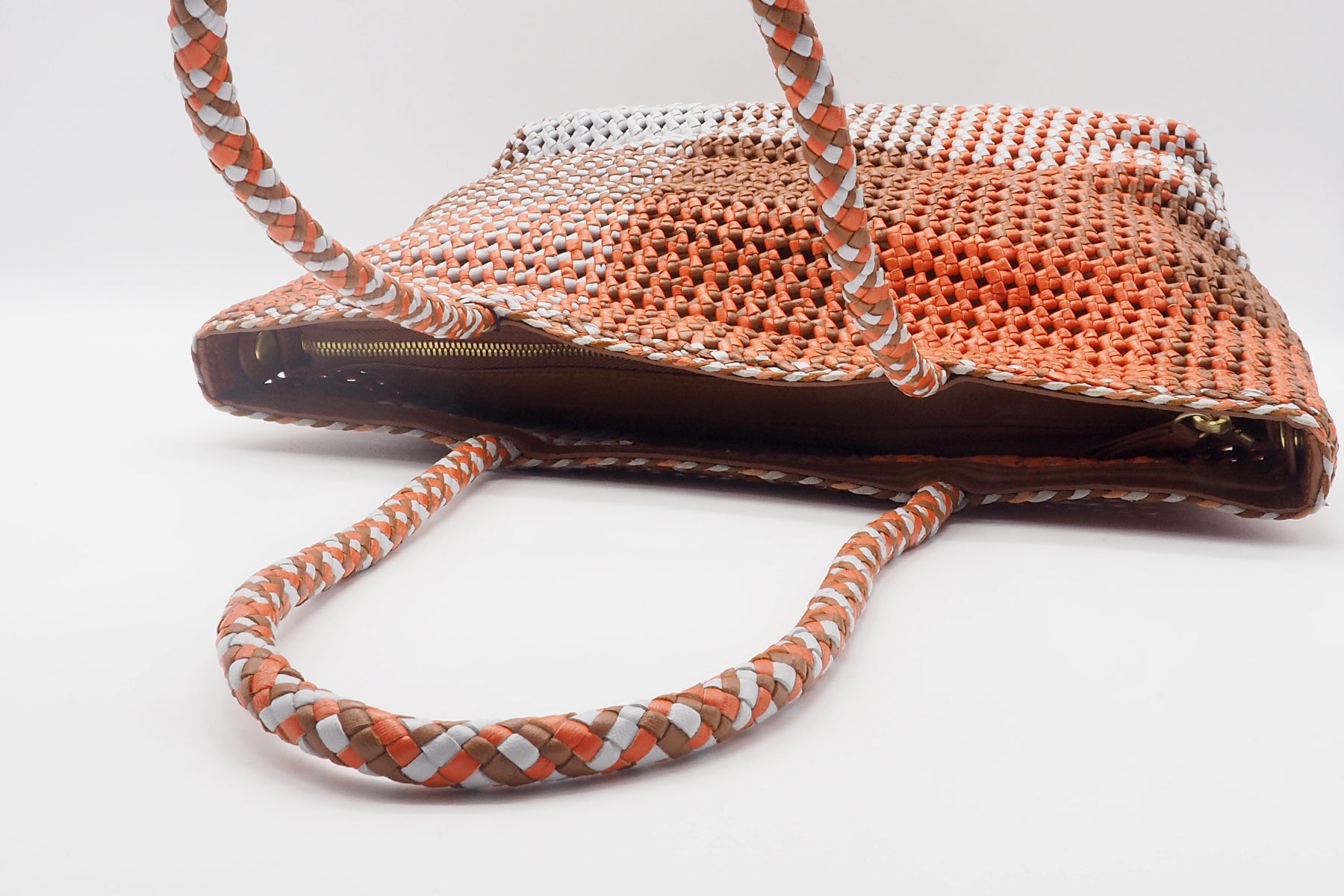 Geflochtener Shopper aus Leder in Braun & Orangetönen - Solene Taschen Crossbody & Schultertaschen Allan K