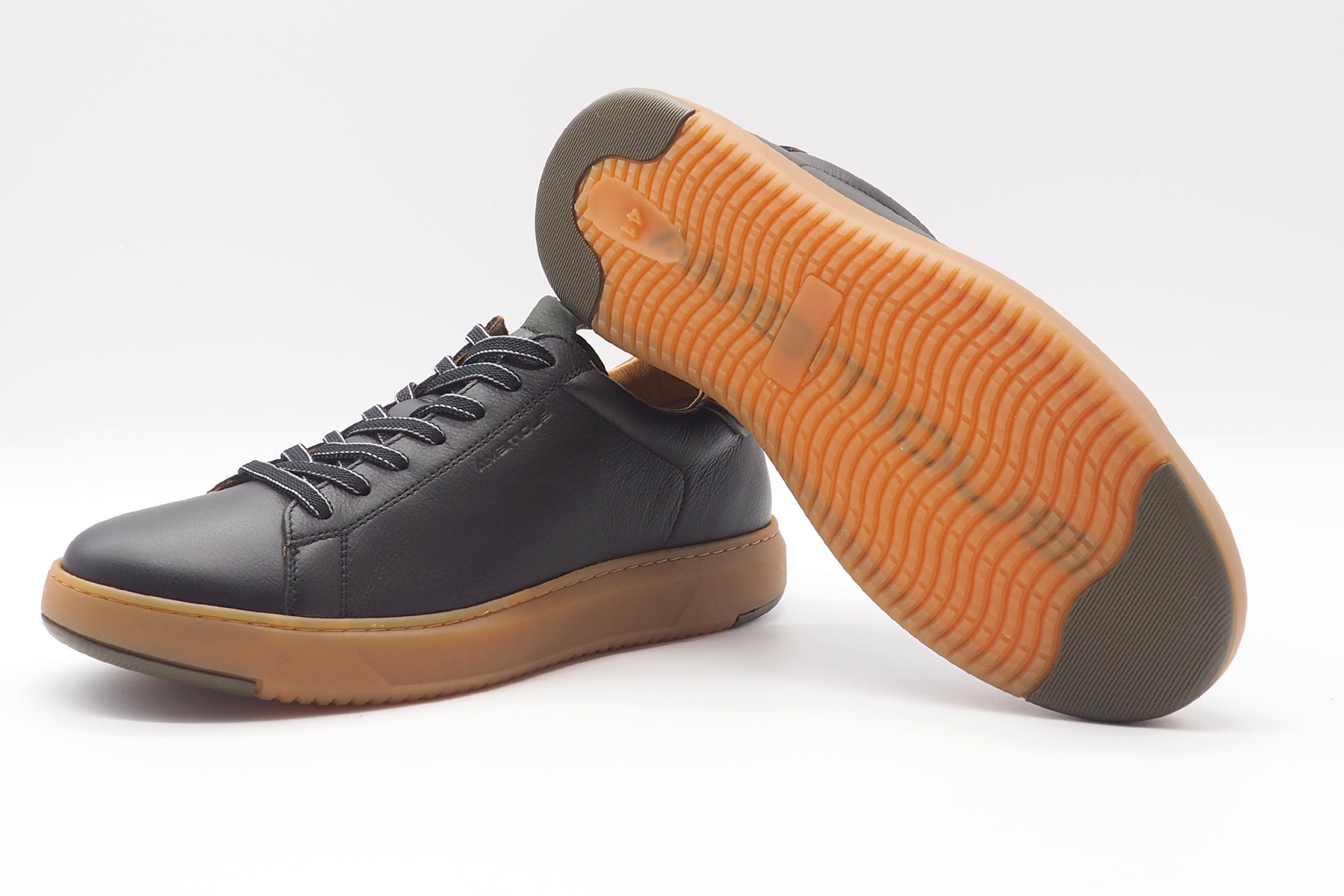 Herren Sneaker aus Glattleder in Schwarz mit Naturgummisohle Herren Sneaker Ambitious
