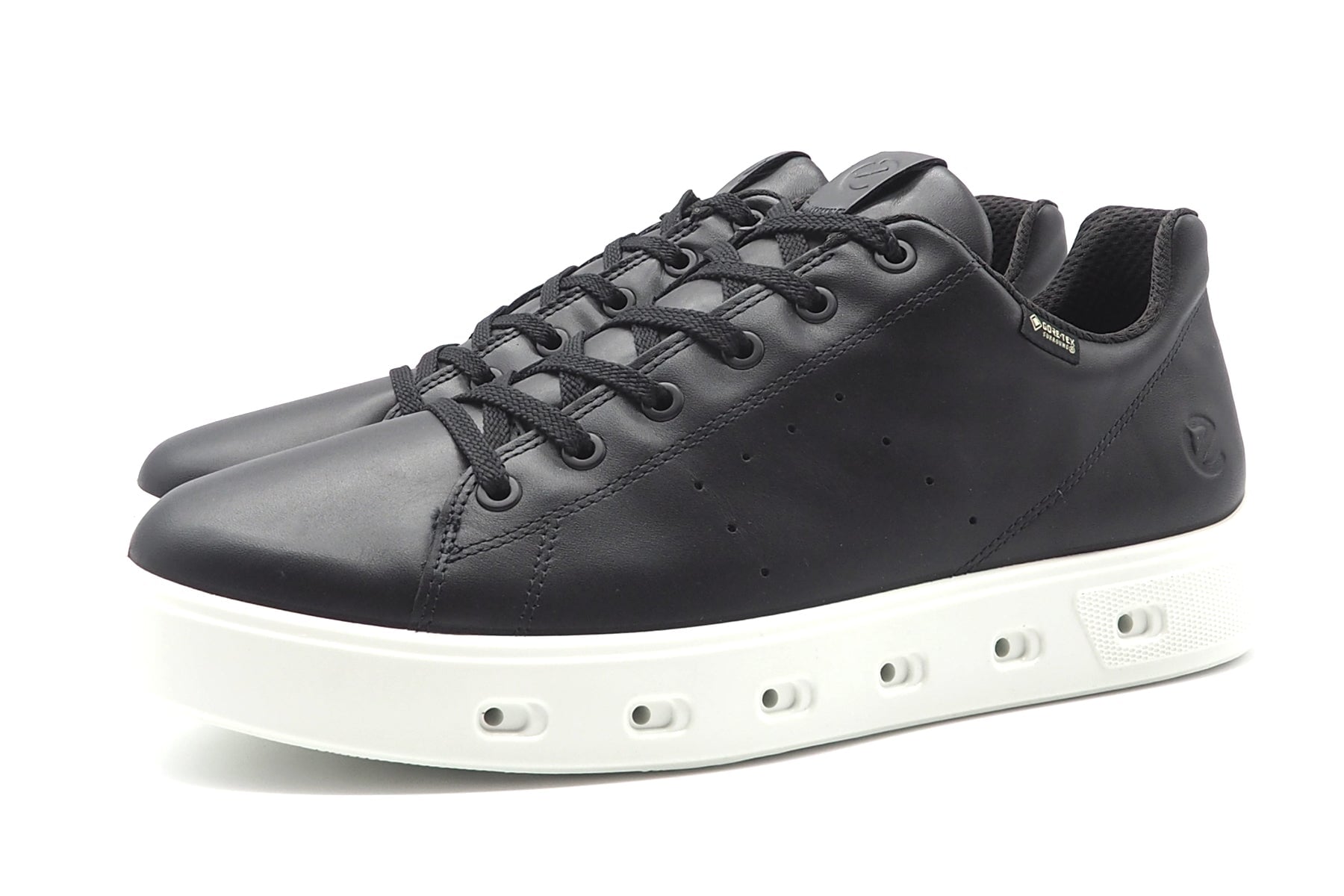 Herren Sneaker aus Leder in Schwarz - GORE-TEX® SURROUND® mit weißer Sohle Herren Sneaker Ecco