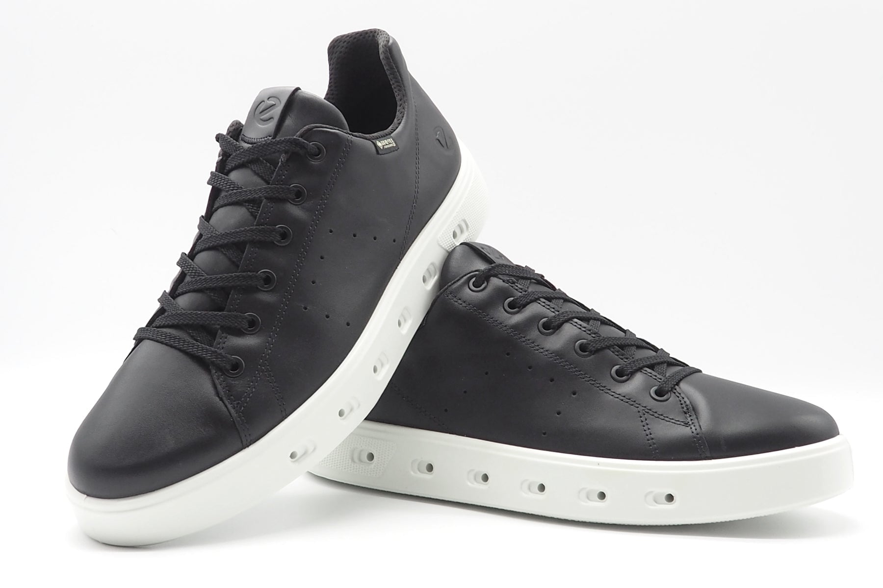 Herren Sneaker aus Leder in Schwarz - GORE-TEX® SURROUND® mit weißer Sohle Herren Sneaker Ecco