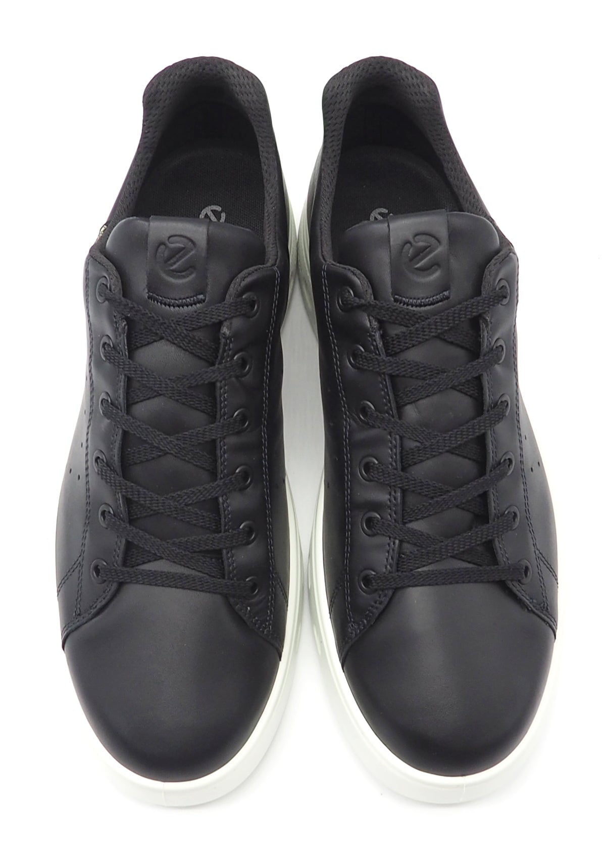 Herren Sneaker aus Leder in Schwarz - GORE-TEX® SURROUND® mit weißer Sohle Herren Sneaker Ecco