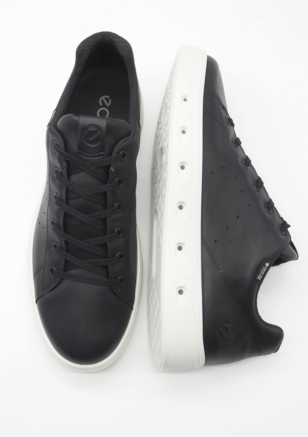 Herren Sneaker aus Leder in Schwarz - GORE-TEX® SURROUND® mit weißer Sohle Herren Sneaker Ecco