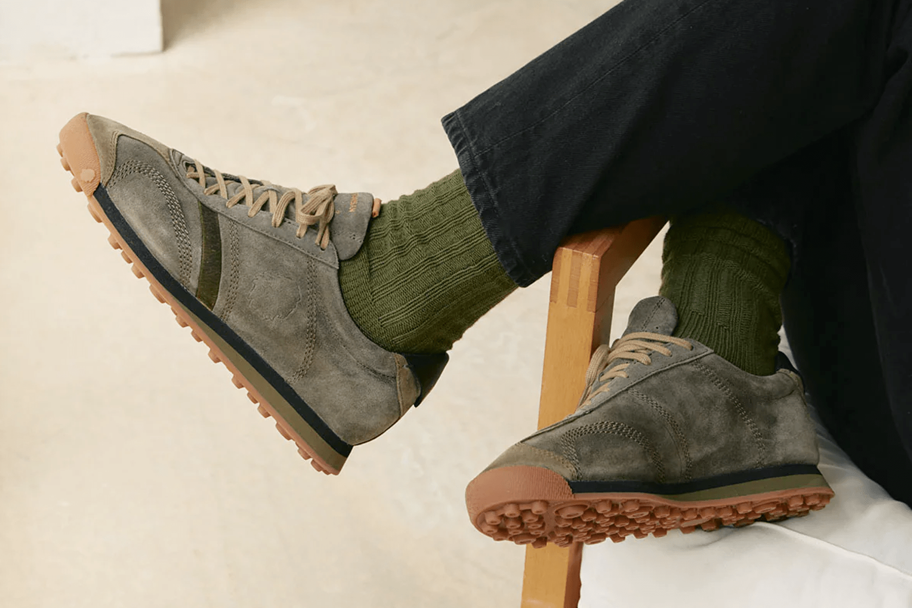 Herren Sneaker im Retro-Style aus Velours in Oliv - Stardust Herren Sneaker Satorisan