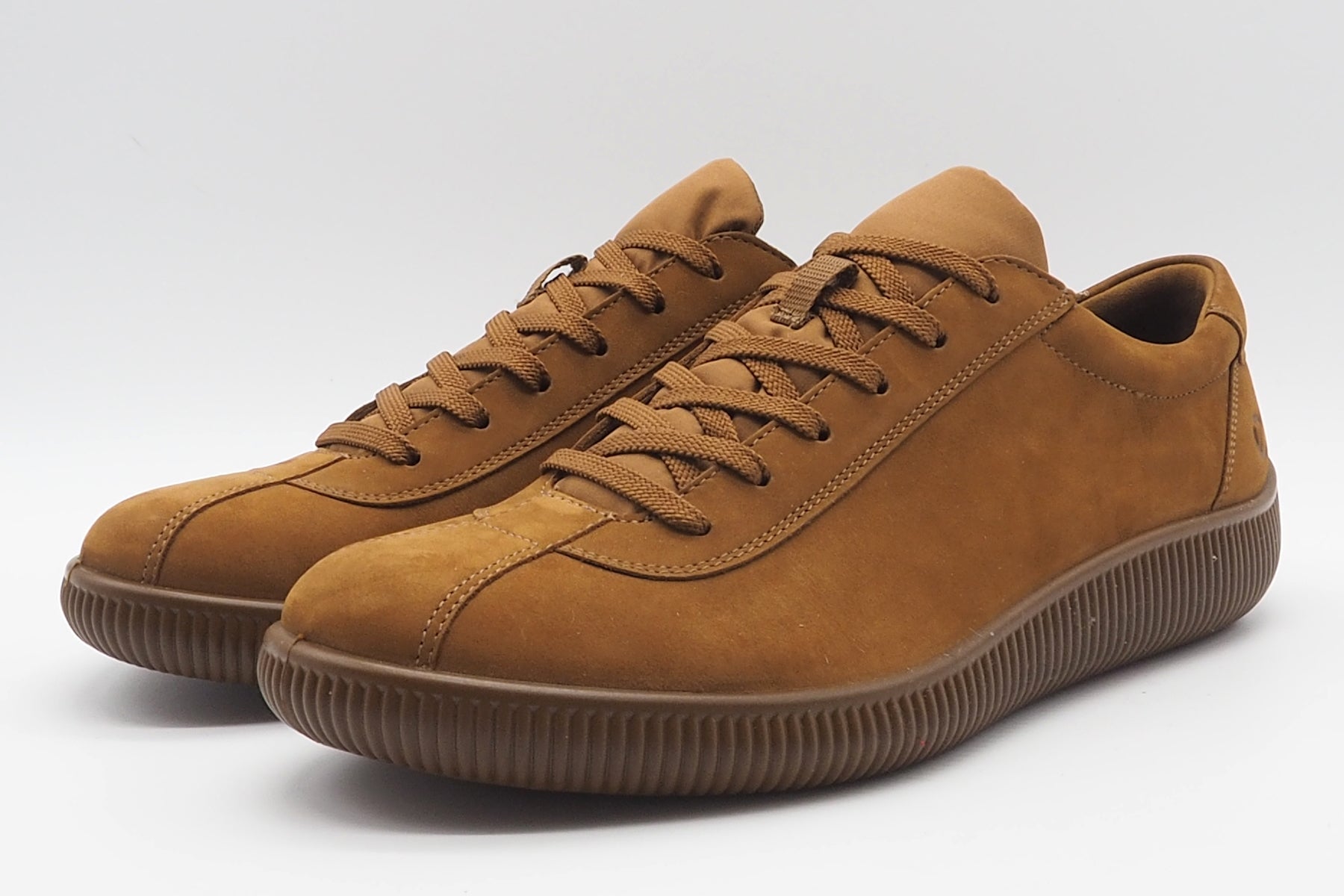 Herren Sneaker im Retrostil aus Nubukleder in Cognnac Herren Sneaker Ecco