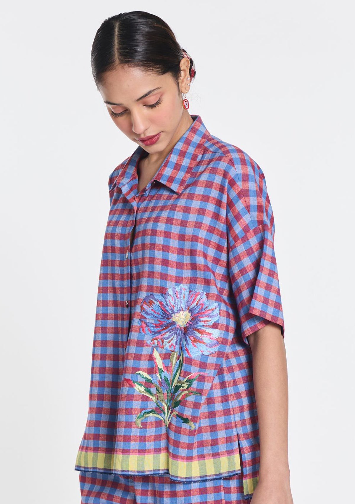 Karierte Bluse aus Baumwolle & Leinen in Blau & Rot mit gestickter Blüte Damen Bluse Payal Pratap