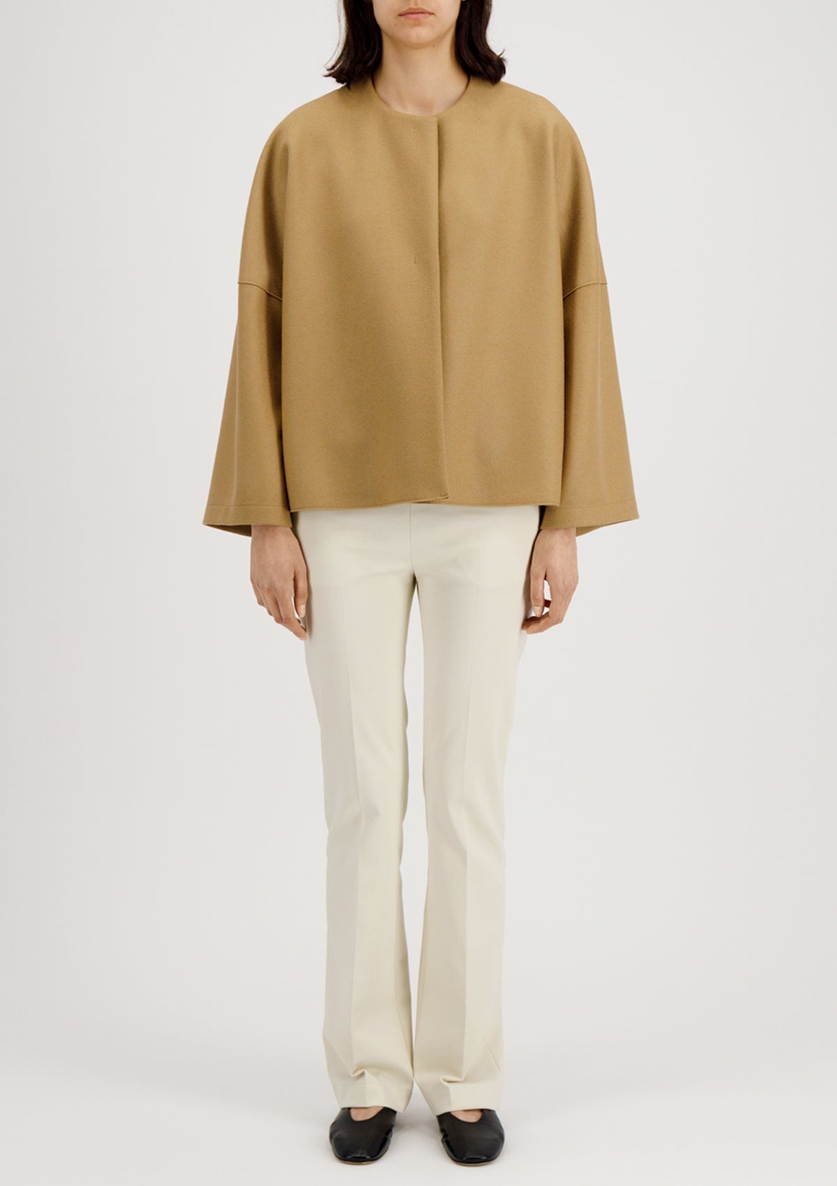 Kragenlose elegante Damen-Capejacke aus Schurwolle & Kaschmir in Hellbraun Damen Mantel Harris Wharf London