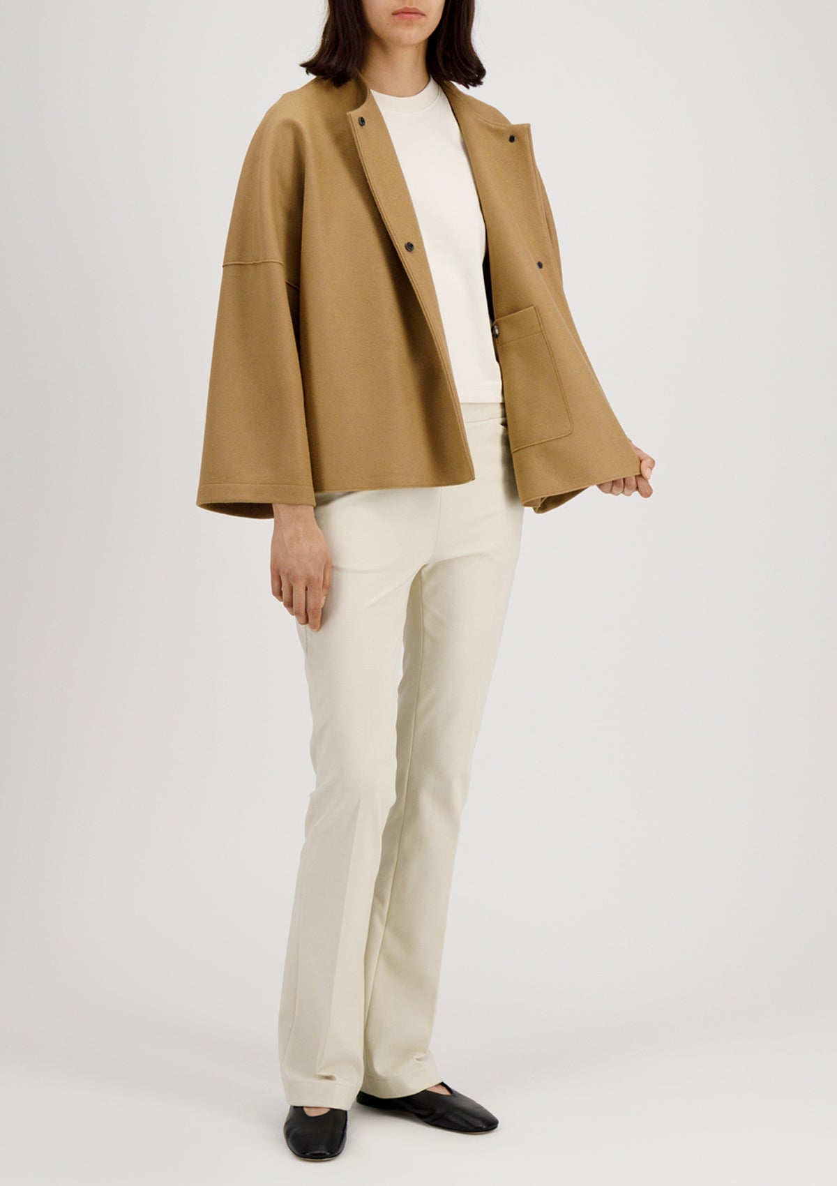 Kragenlose elegante Damen-Capejacke aus Schurwolle & Kaschmir in Hellbraun Damen Mantel Harris Wharf London