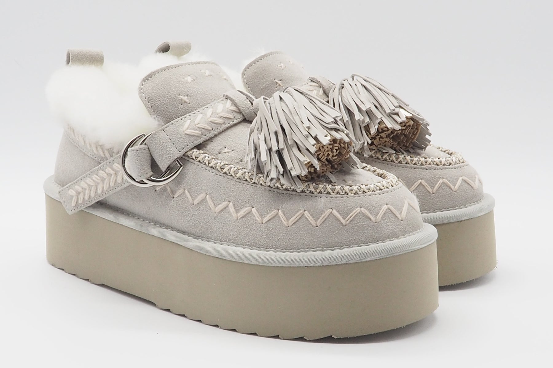 Lammfellboots im Ethnolook - mit Stickerei & Pompon aus Veloursleder in Offwhite Damen Boots & Booties Elena Iachi