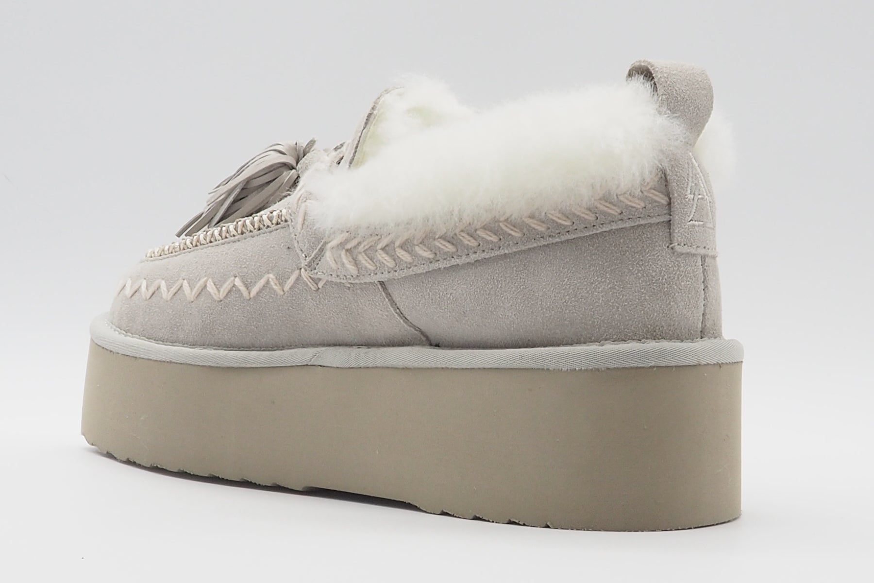 Lammfellboots im Ethnolook - mit Stickerei & Pompon aus Veloursleder in Offwhite Damen Boots & Booties Elena Iachi