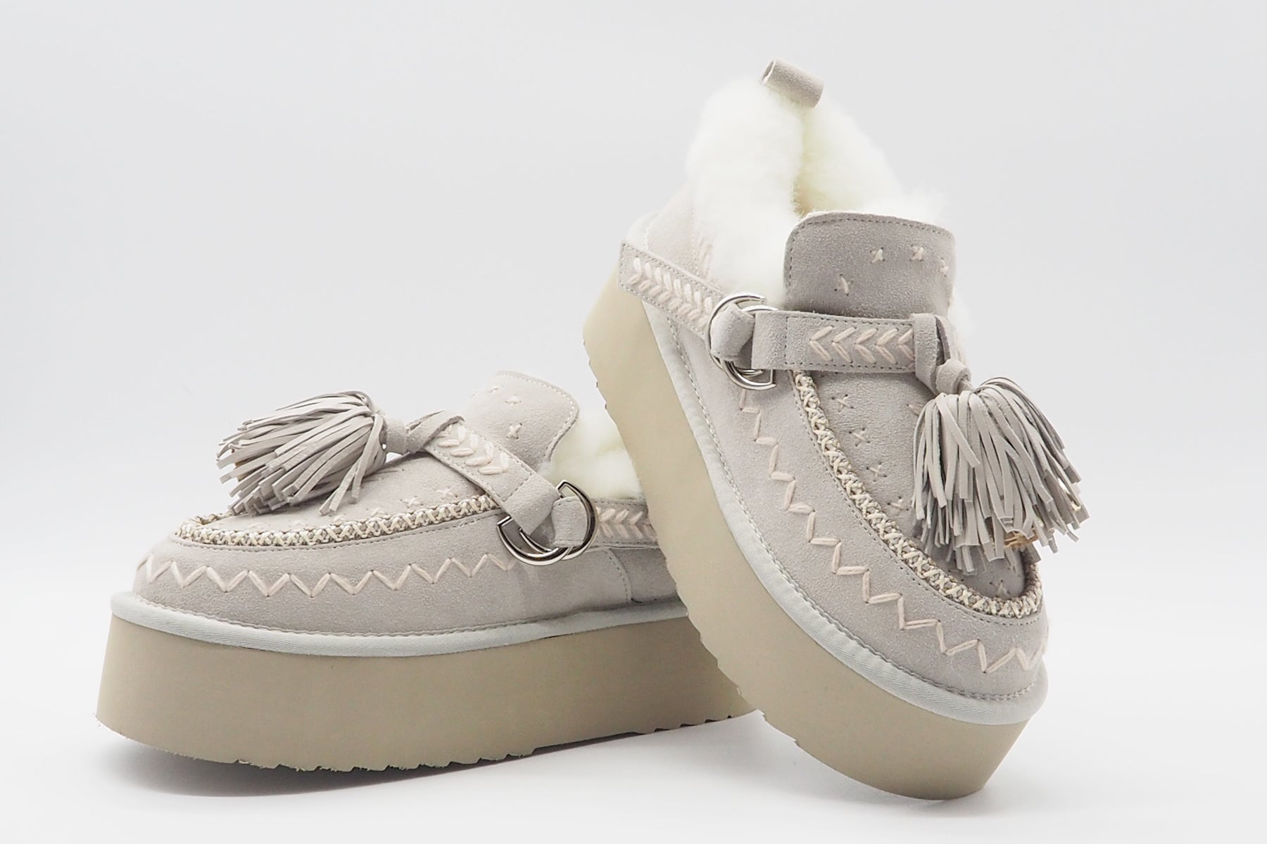 Lammfellboots im Ethnolook - mit Stickerei & Pompon aus Veloursleder in Offwhite Damen Boots & Booties Elena Iachi