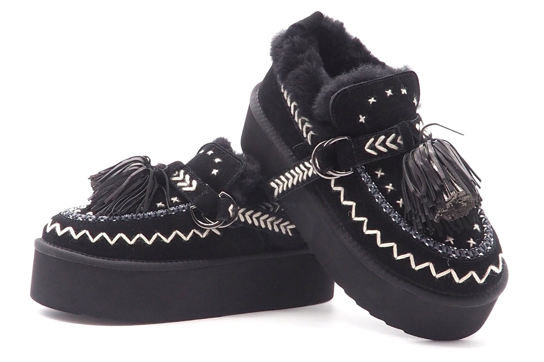 Lammfellboots im Ethnolook - mit Stickerei & Pompon aus Veloursleder in Schwarz Damen Boots & Booties Elena Iachi