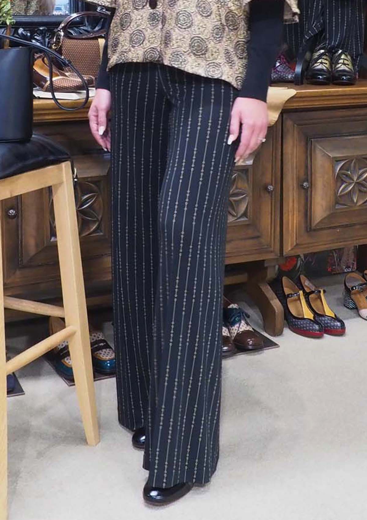 Lange Damenhose aus Viskose mit Nadelstreifdesign in Schwarz Damen Ready to wear Fashion SIYU
