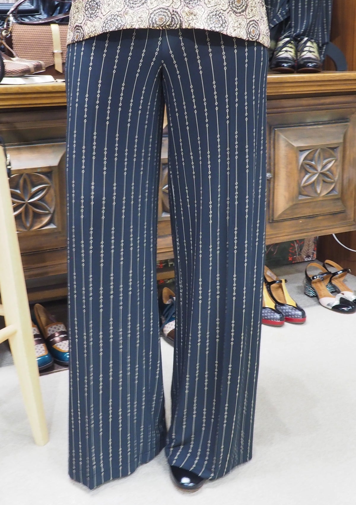 Lange Damenhose aus Viskose mit Nadelstreifdesign in Schwarz Damen Ready to wear Fashion SIYU