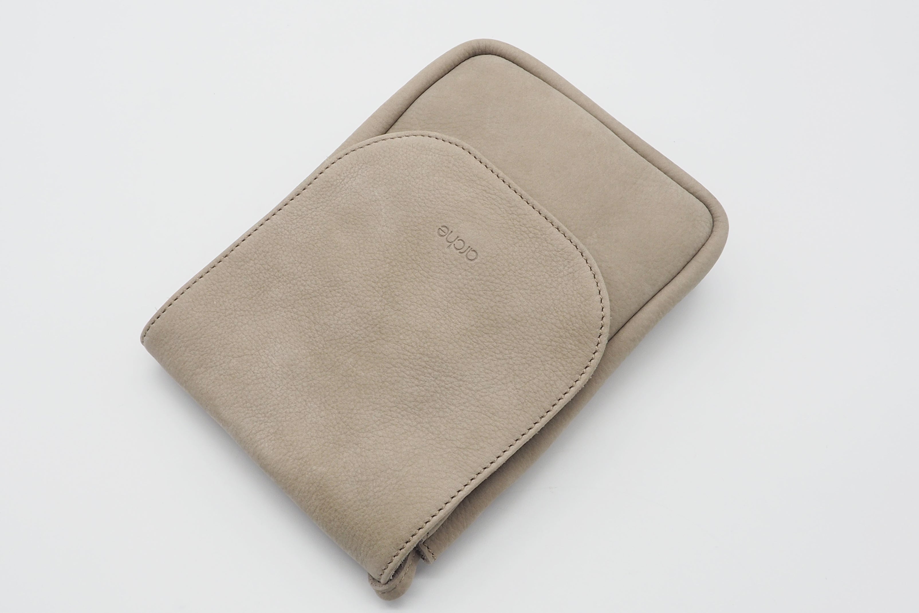 Praktische Crossbodytasche aus Nubukleder in Sand - Adily Taschen Crossbody & Schultertaschen Arche