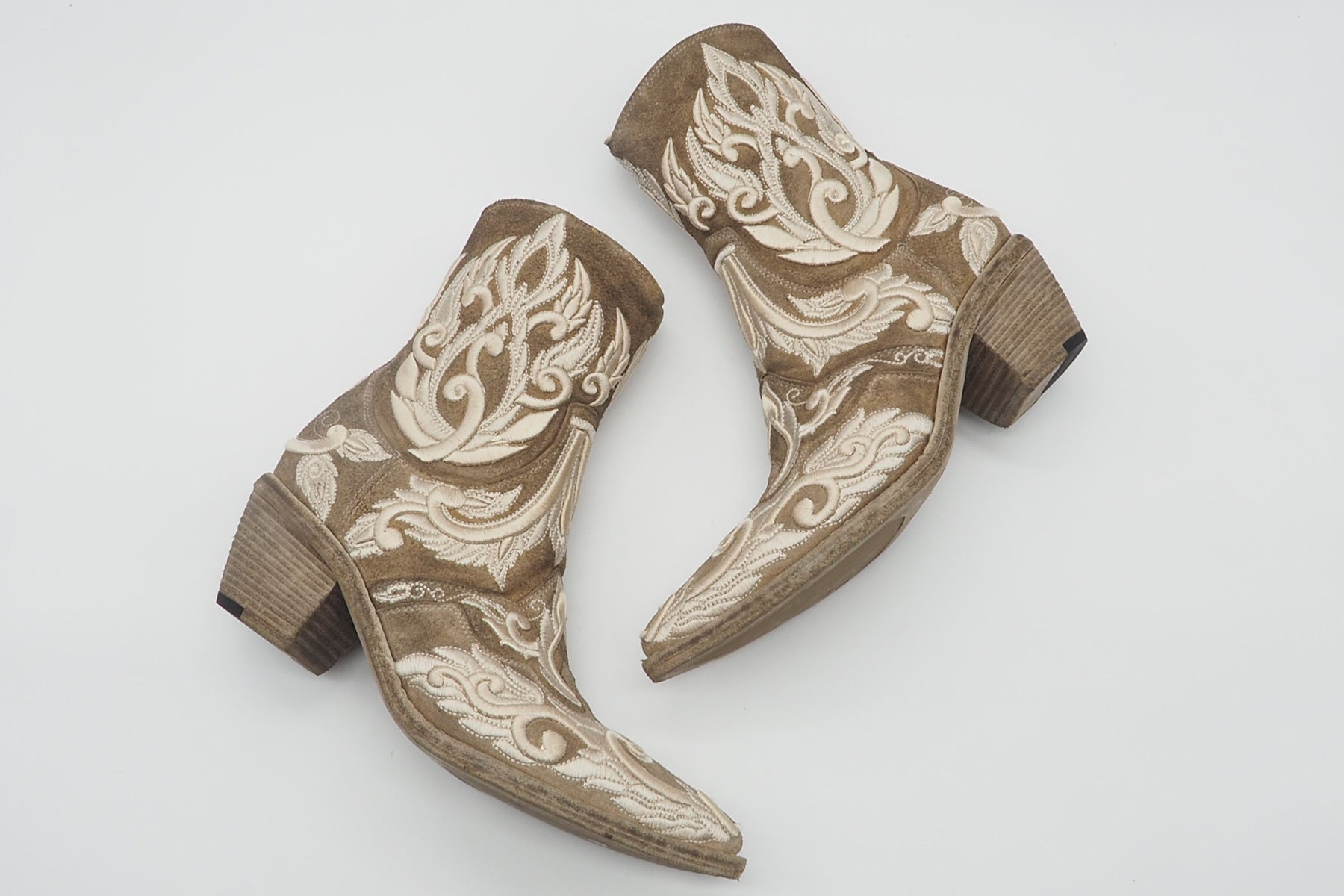 Sandfarbige Damen Stiefeletten im Westernstil opulent bestickt Damen Stiefeletten Fauzian Jeunesse