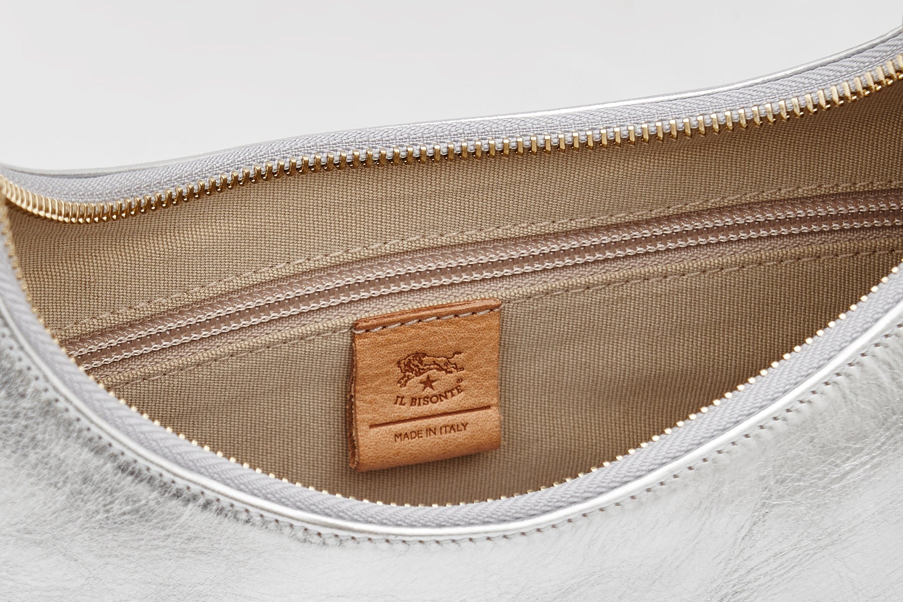 Schultertasche aus Metallicleder in Silber Taschen Crossbody & Schultertaschen Il Bisonte