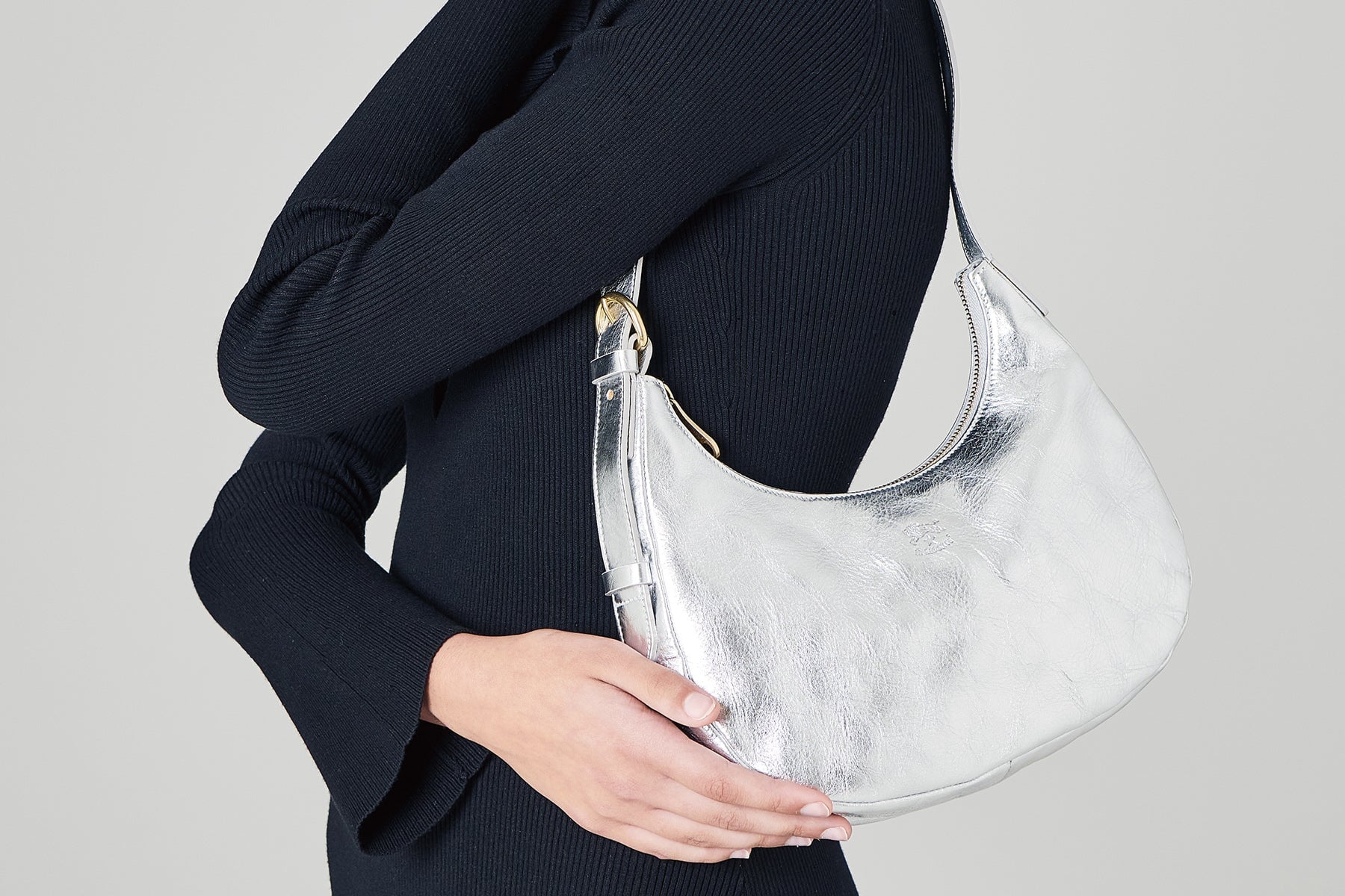 Schultertasche aus Metallicleder in Silber Taschen Crossbody & Schultertaschen Il Bisonte